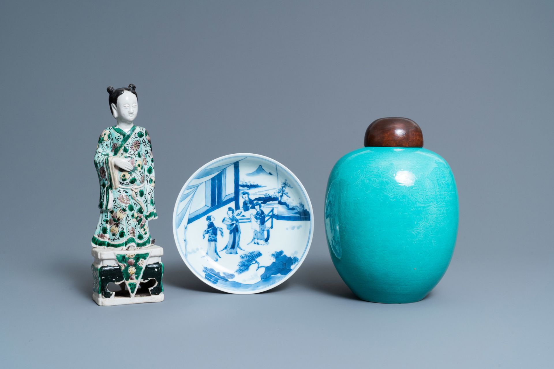 A Chinese verte biscuit figure, a green 'lotus' jar and a figurative blue and white plate, Kangxi an - Bild 2 aus 20