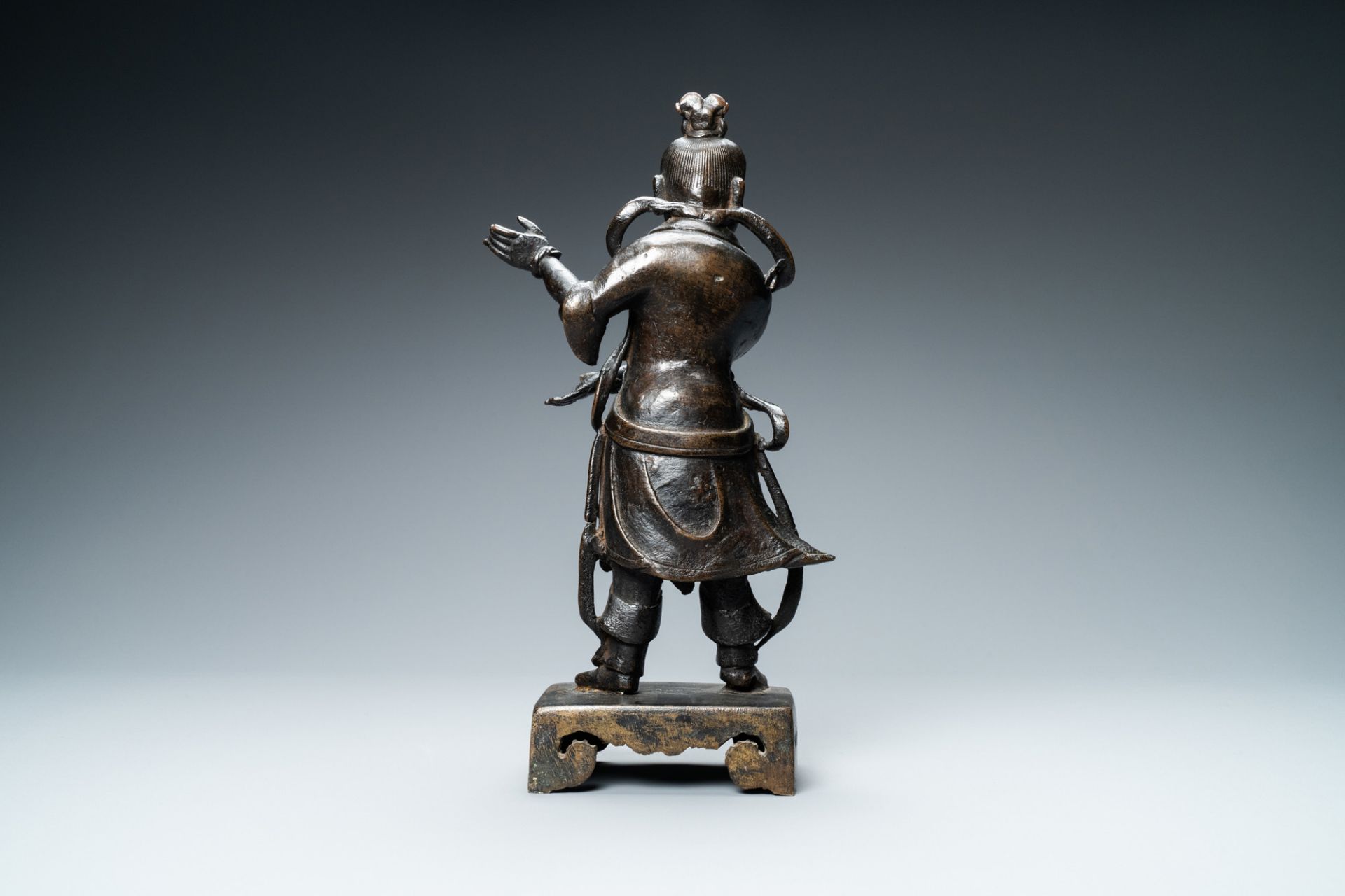 A Chinese bronze figure of a servant, Ming - Image 4 of 7