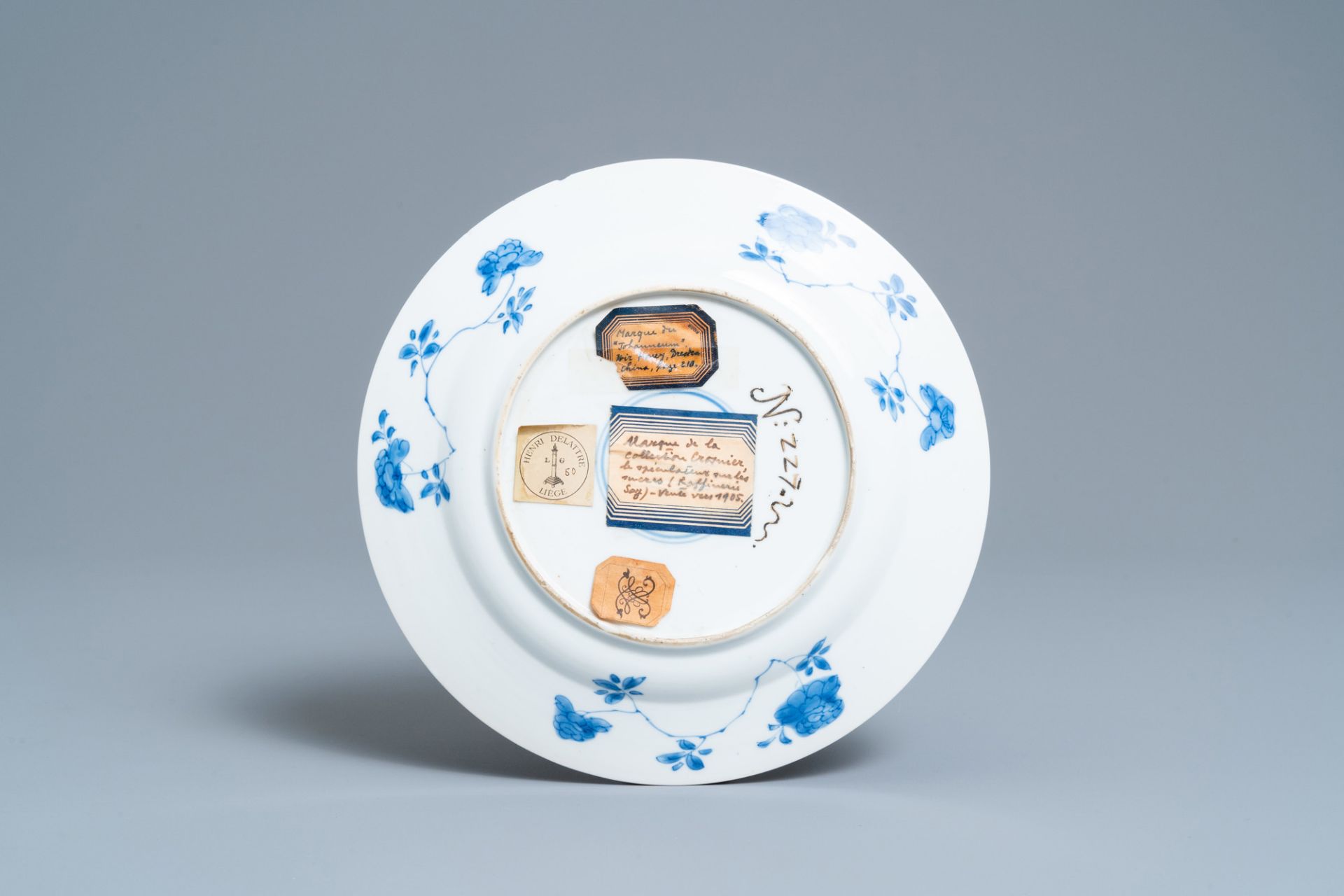 A Chinese blue and white plate with a boy surrounded by antiquities, ex-coll. August the Strong, Kan - Image 2 of 2