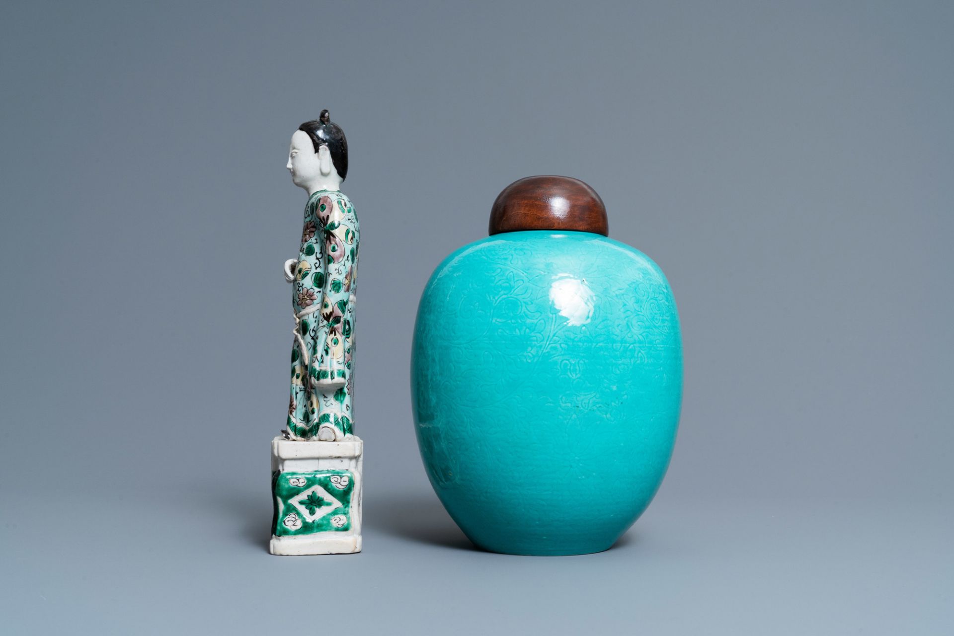 A Chinese verte biscuit figure, a green 'lotus' jar and a figurative blue and white plate, Kangxi an - Bild 16 aus 20