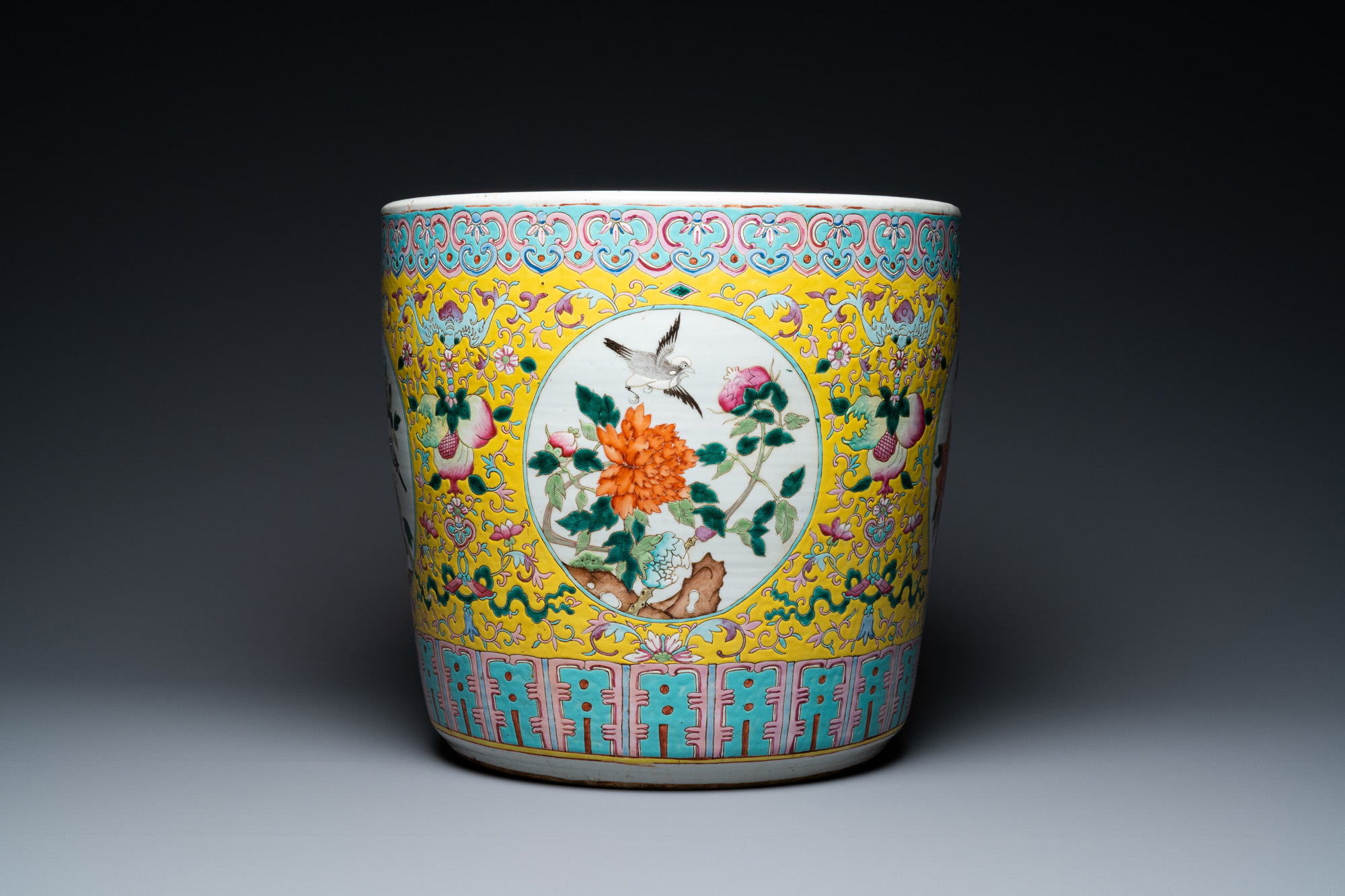 A Chinese famille rose jardiniere on wooden stand, 19th C. - Image 6 of 8