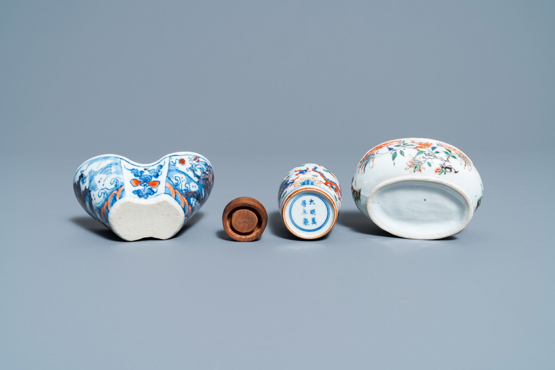 A Chinese doucai bowl, a famille verte spice box and a wucai tea caddy, Kangxi and later - Image 8 of 8