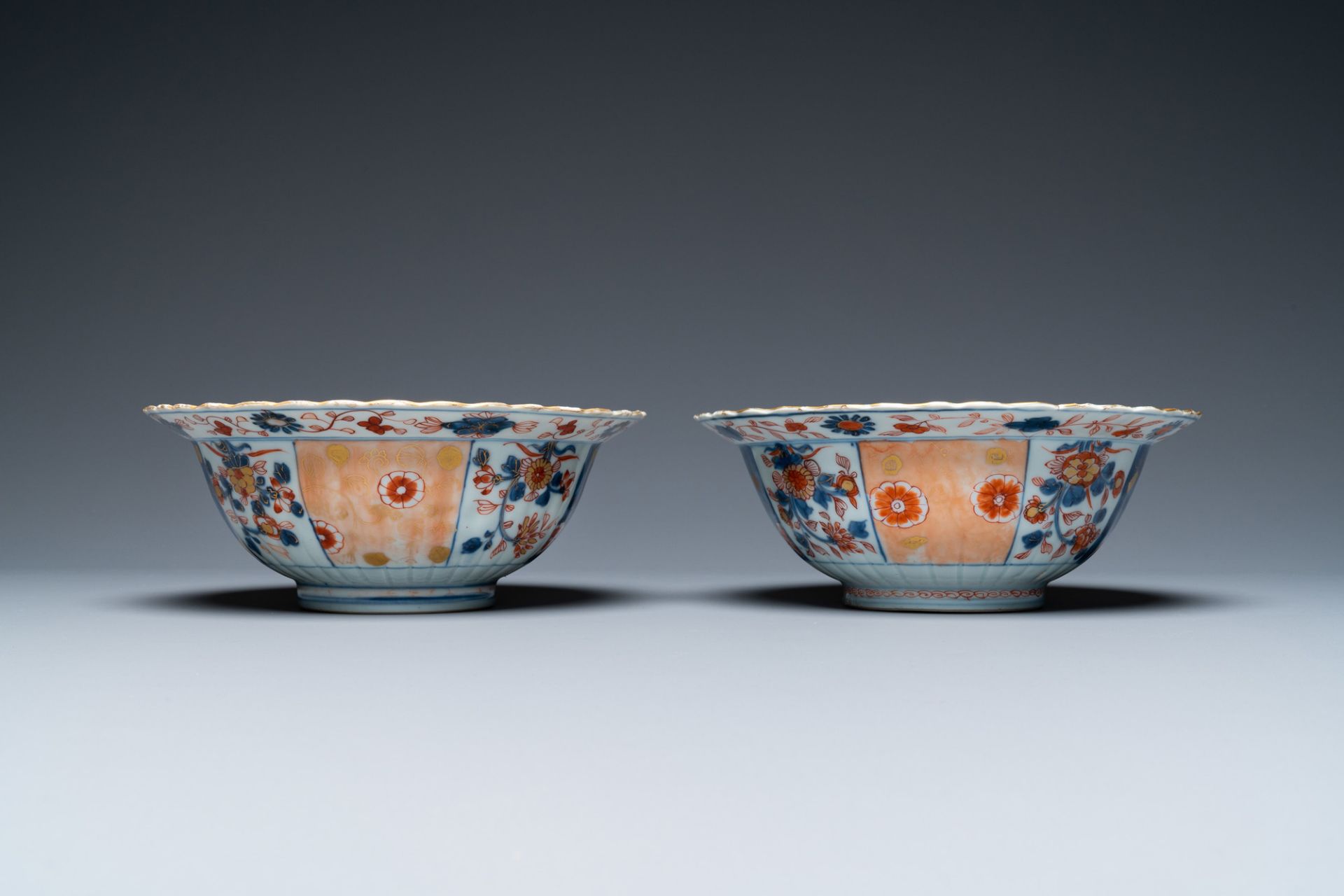 A pair of Chinese Imari-style bowls, Kangxi - Image 5 of 7