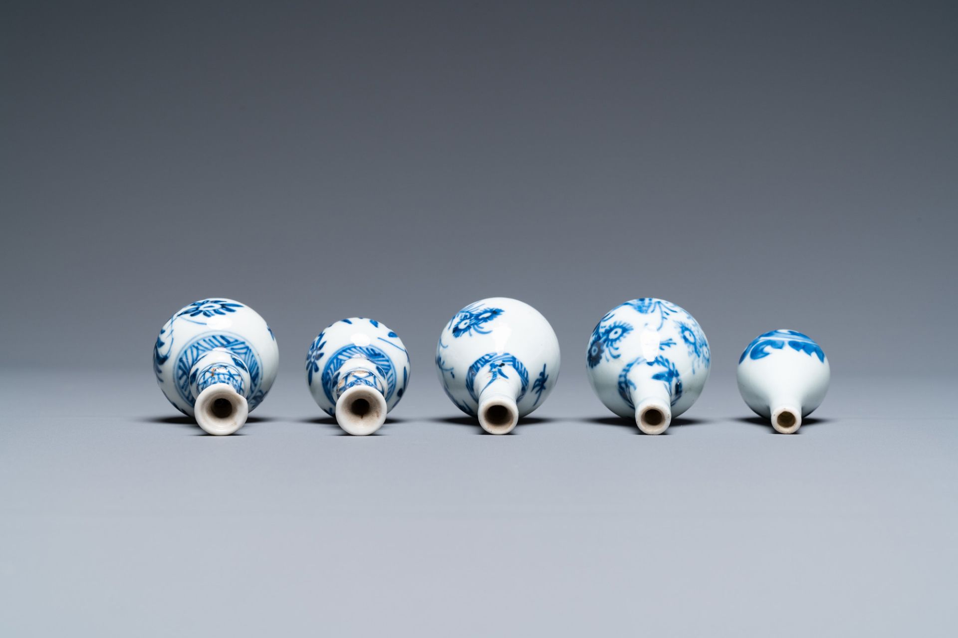A varied collection of Chinese blue and white, famille rose and Imari-style porcelain, Kangxi/Qianlo - Image 12 of 13