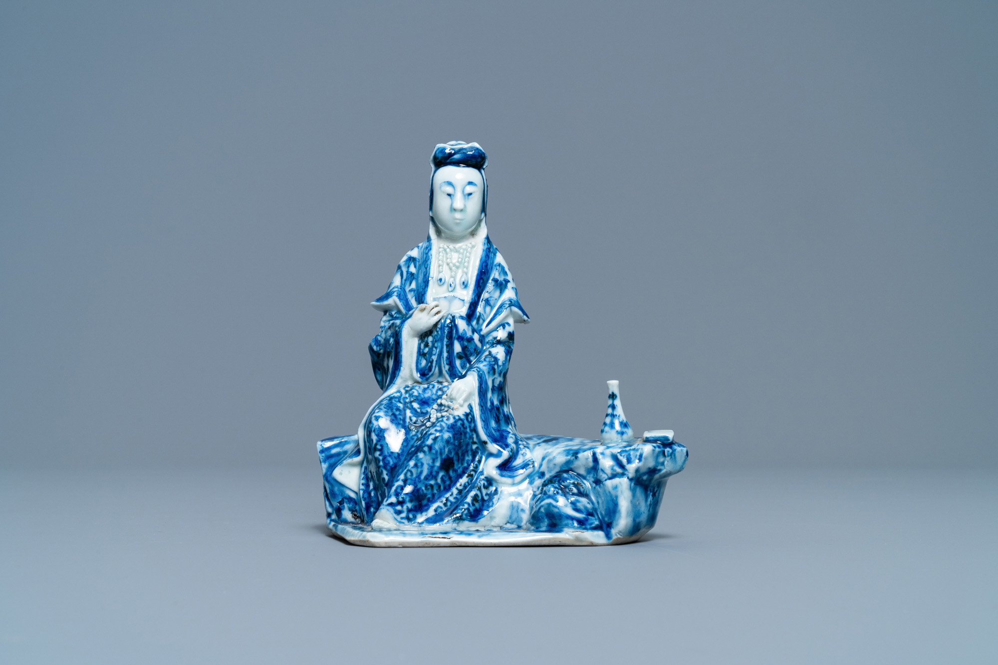 A Chinese blue and white figure of a seated Guanyin, 19th C. - Image 2 of 7