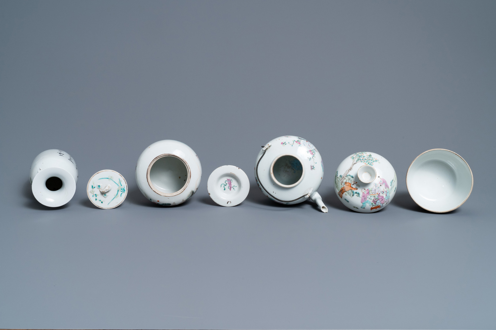 Five Chinese famille rose wares, 19/20th C. - Image 6 of 9