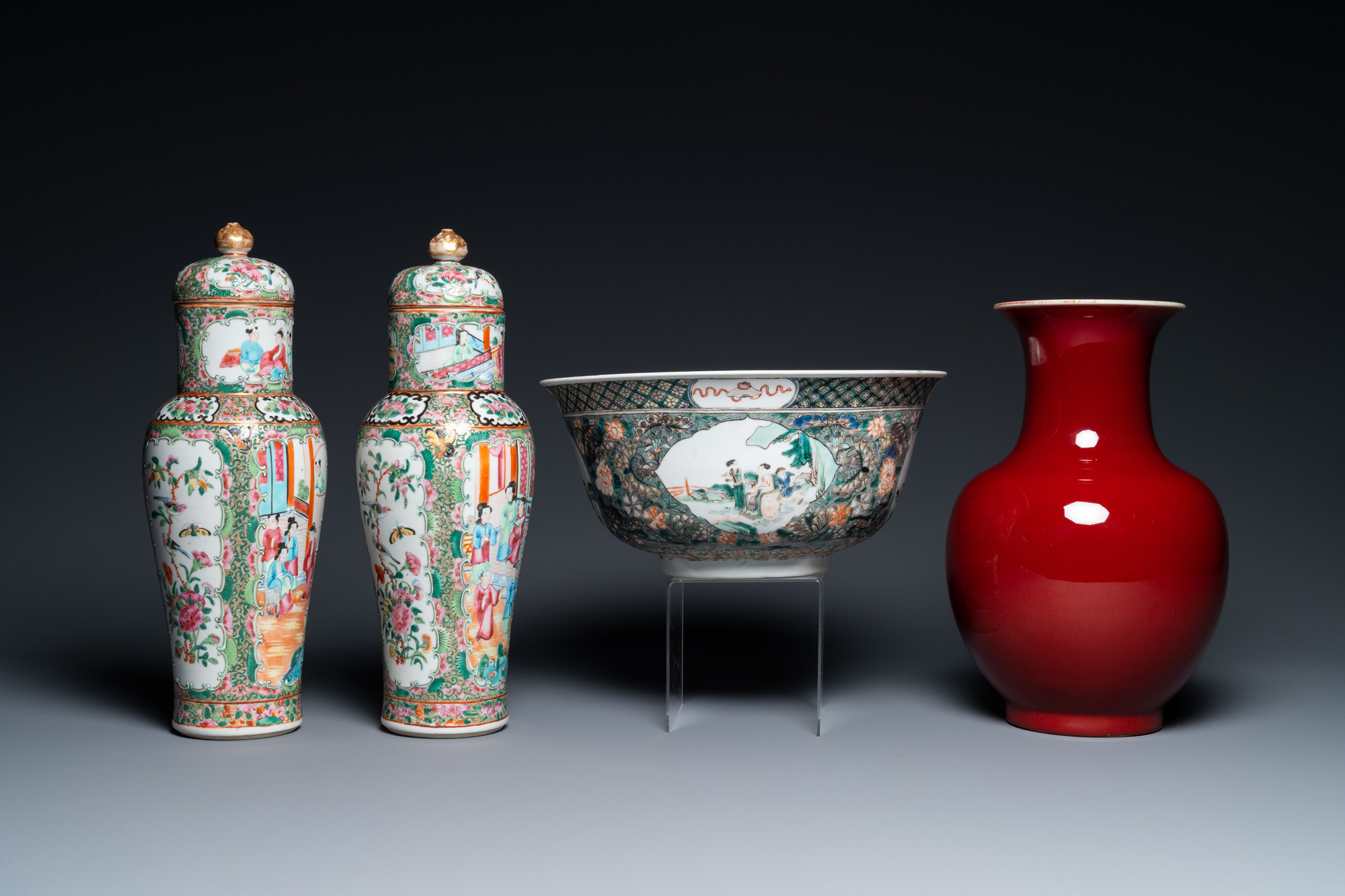 Three Chinese vases, a bowl and a dish, 19/20th C. - Image 4 of 9