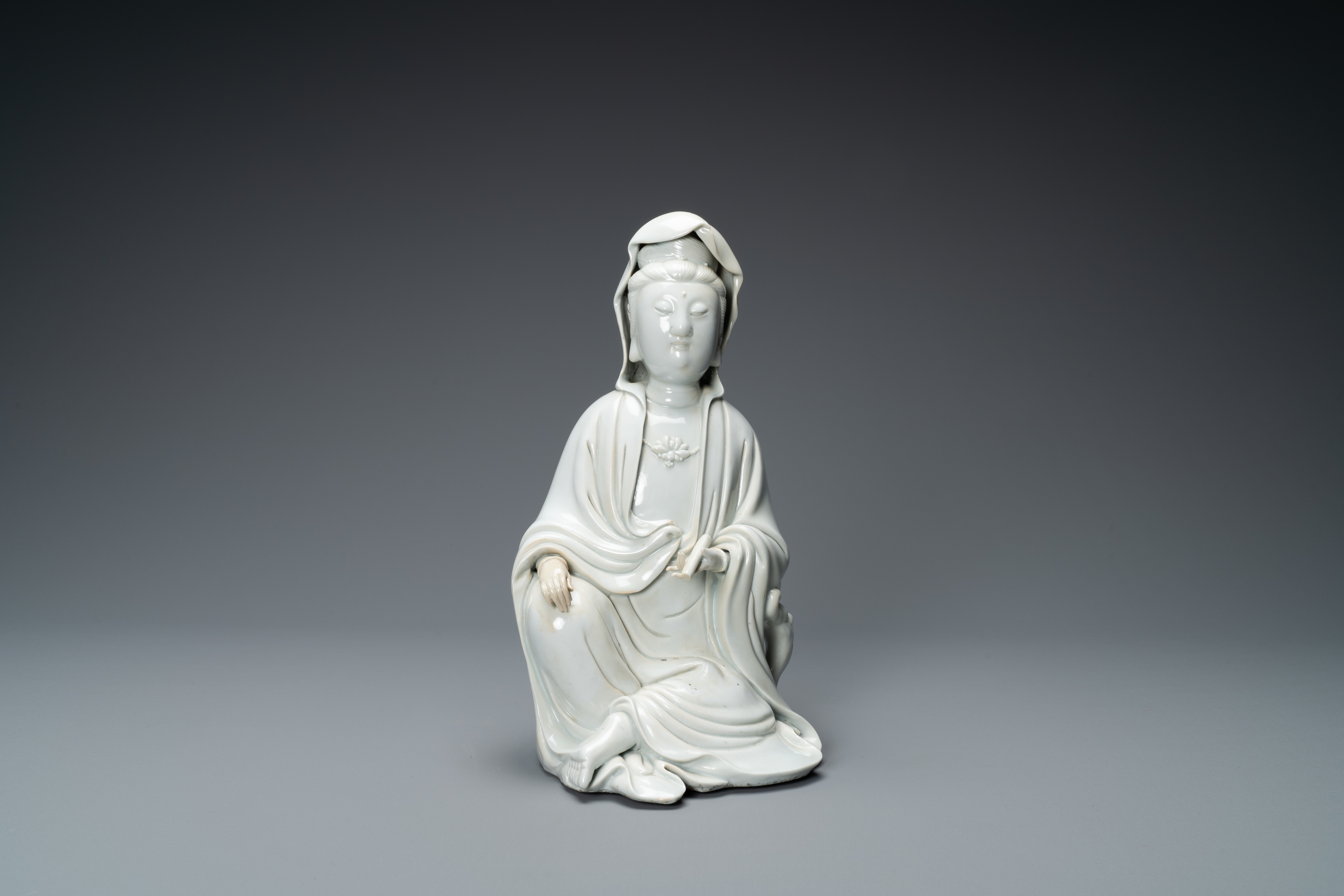 A Chinese Dehua blanc de Chine figure of Guanyin, 18/19th C.