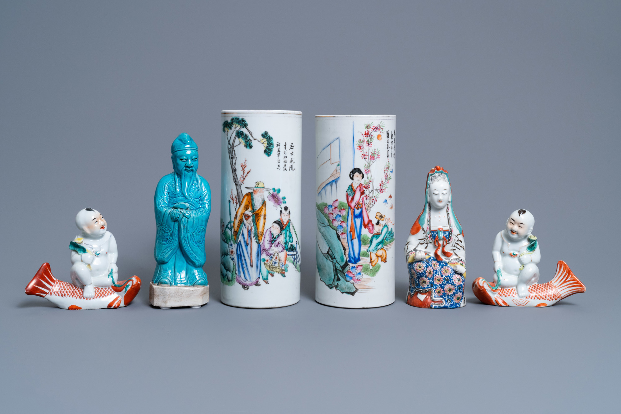 Two Chinese famille rose hat stands and four various figures, 19/20th C. - Image 2 of 7