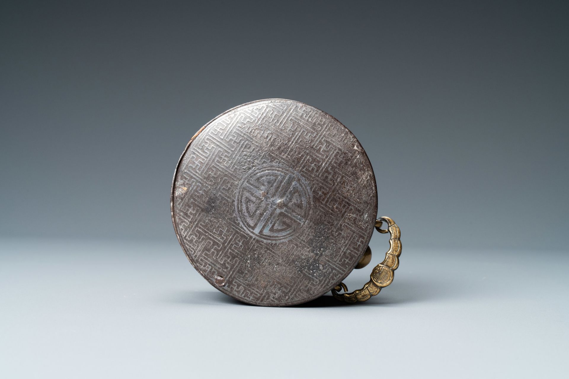 A Korean silver-inlaid iron box and cover, probably Joseon, 16/17th C. - Bild 9 aus 9