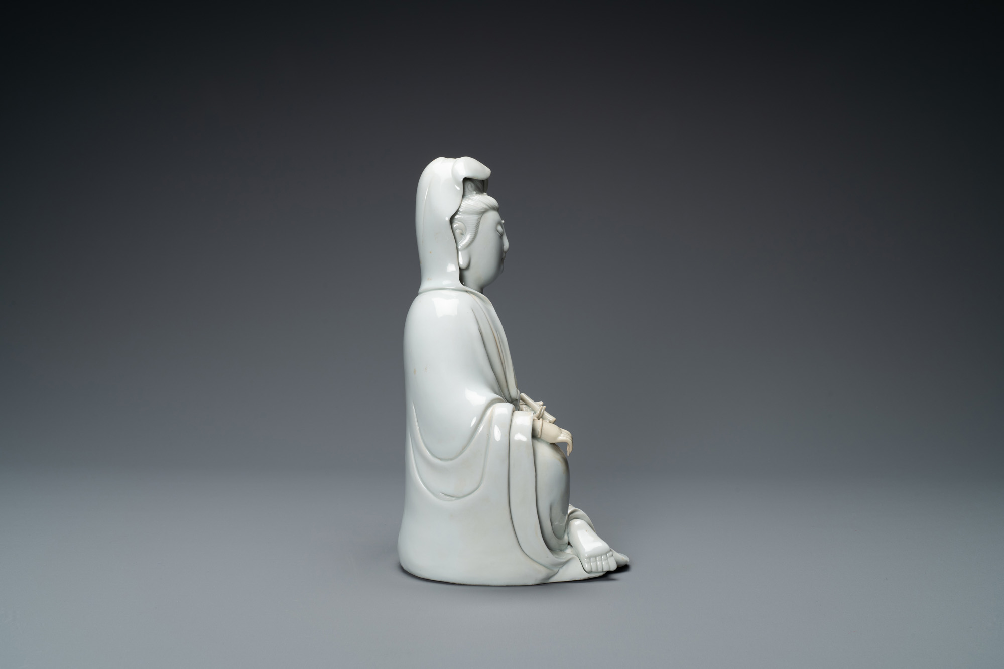 A Chinese Dehua blanc de Chine figure of Guanyin, 18/19th C. - Image 5 of 7