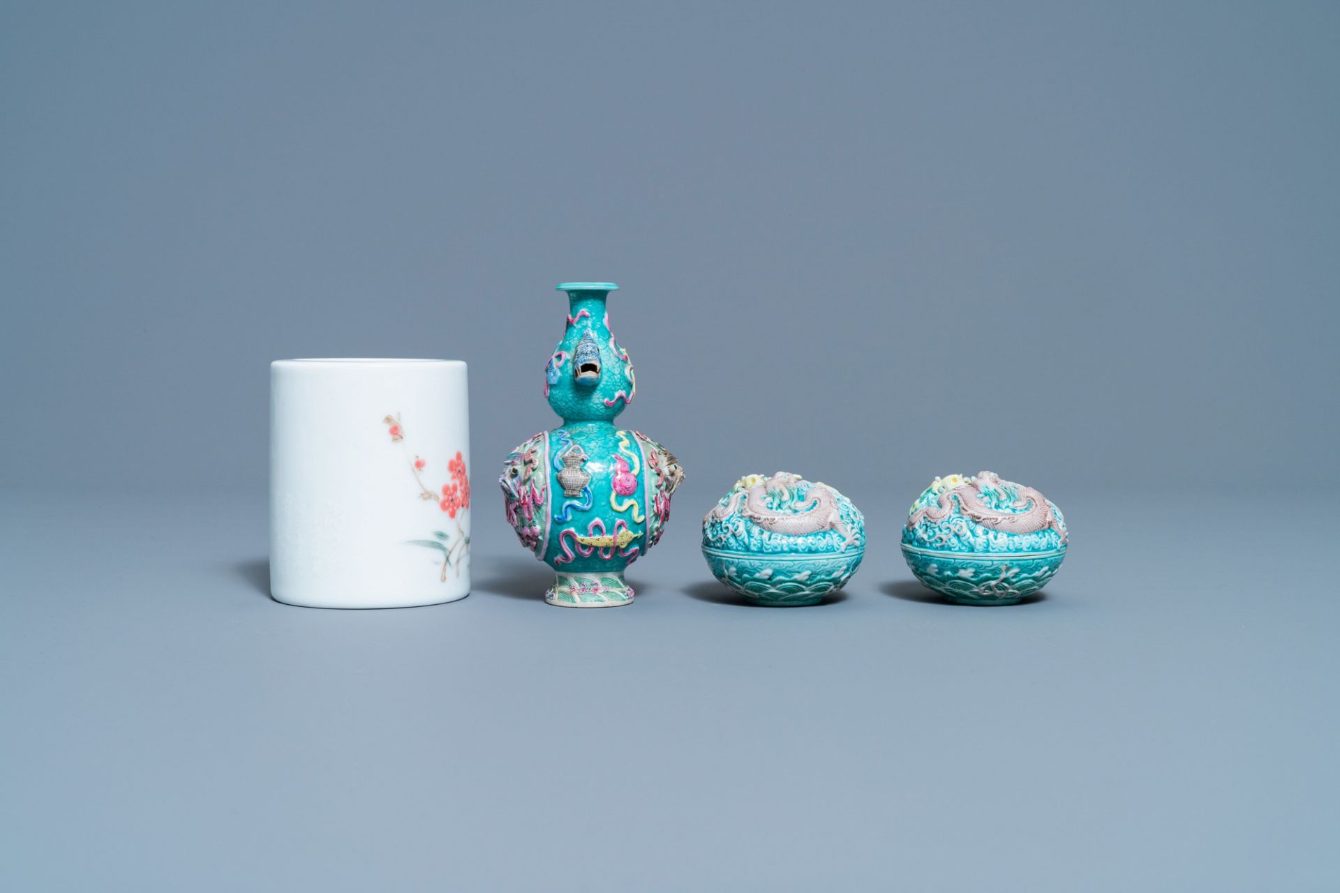 A varied collection of Chinese porcelain, 19/20th C. - Image 13 of 15