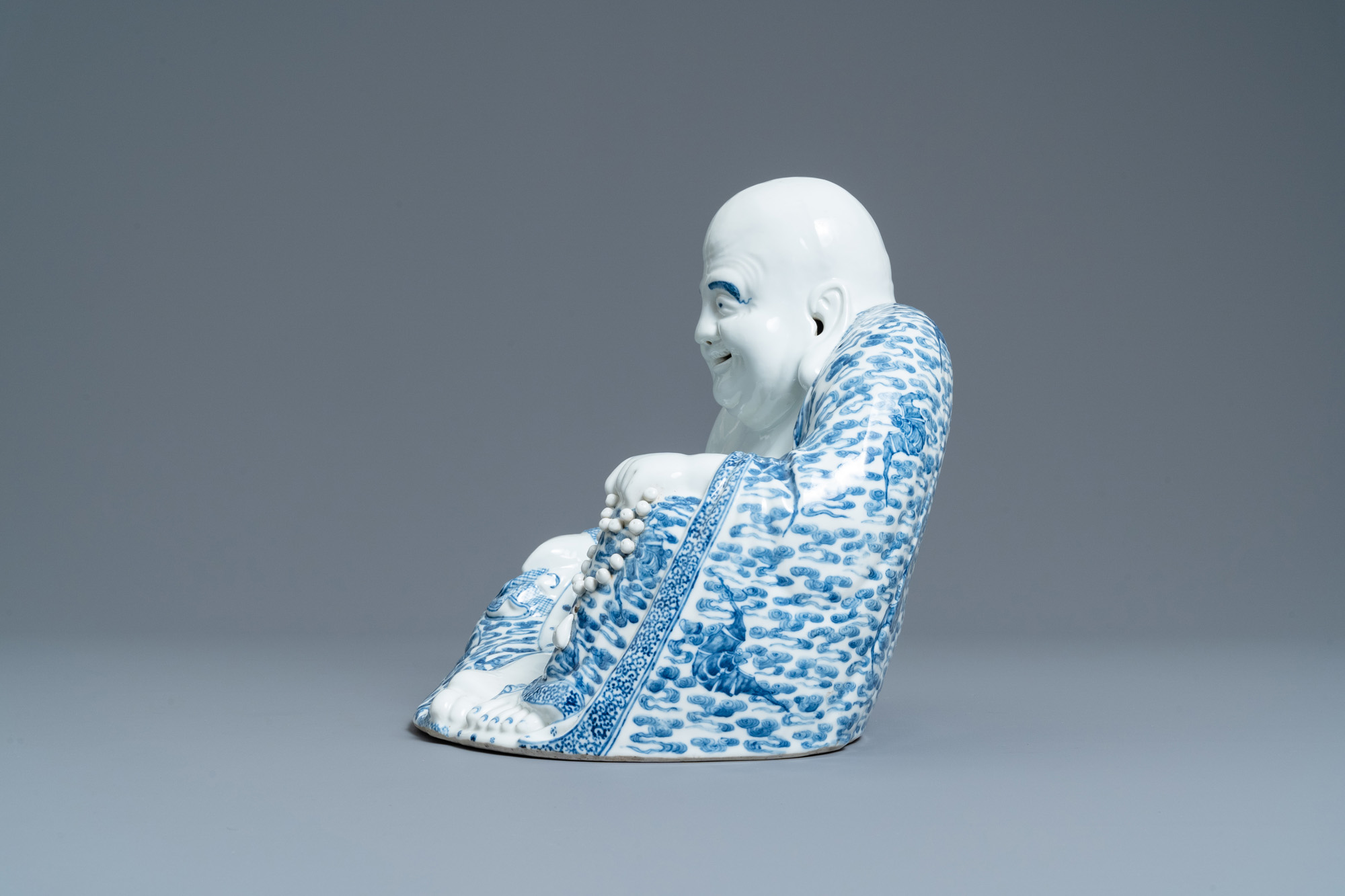 A large Chinese blue and white figure of Buddha, Fujian Huiguang mark, Republic - Image 5 of 7