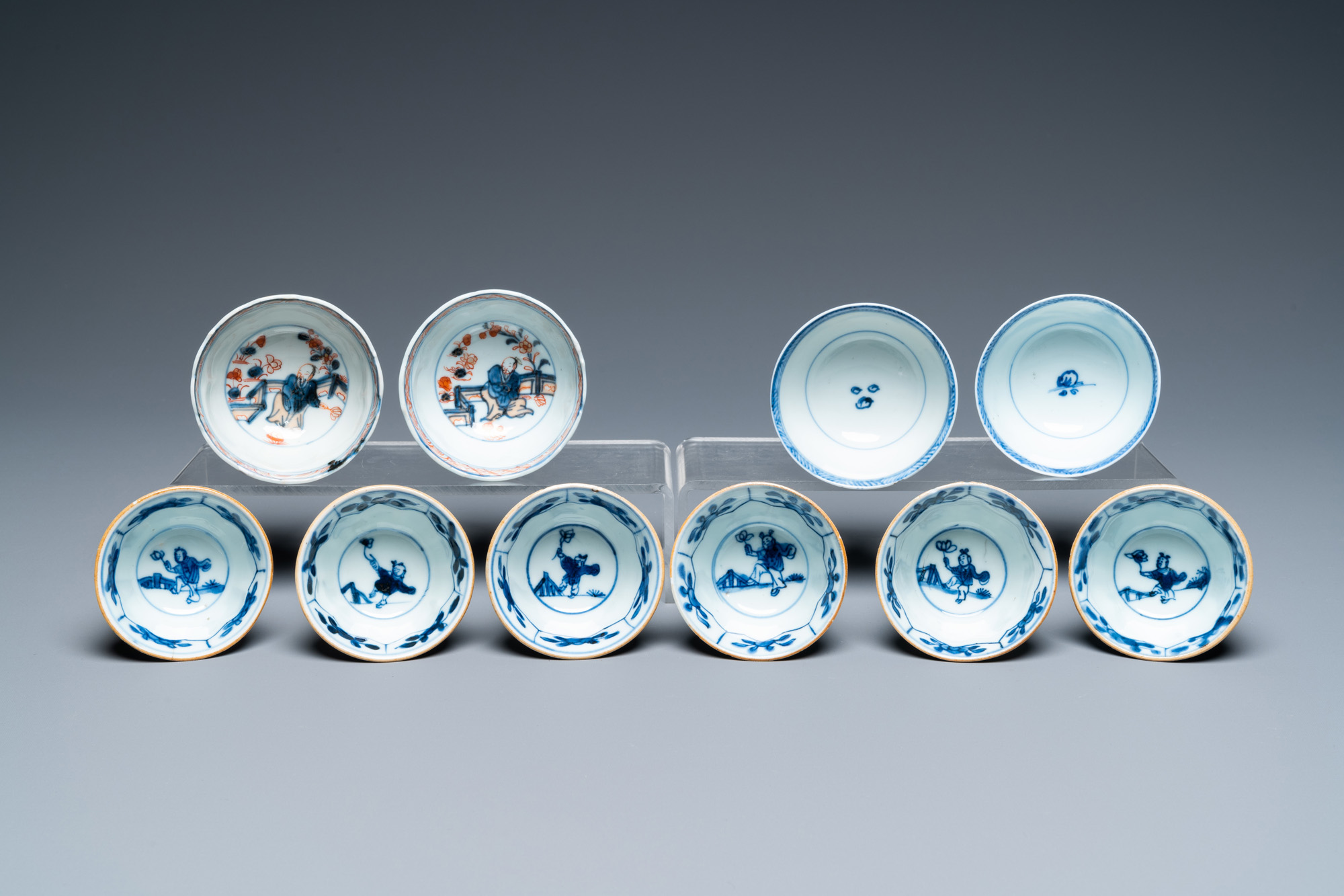 Twenty-two Chinese blue and white and famille rose cups and nineteen saucers, Kangxi and later - Image 18 of 19