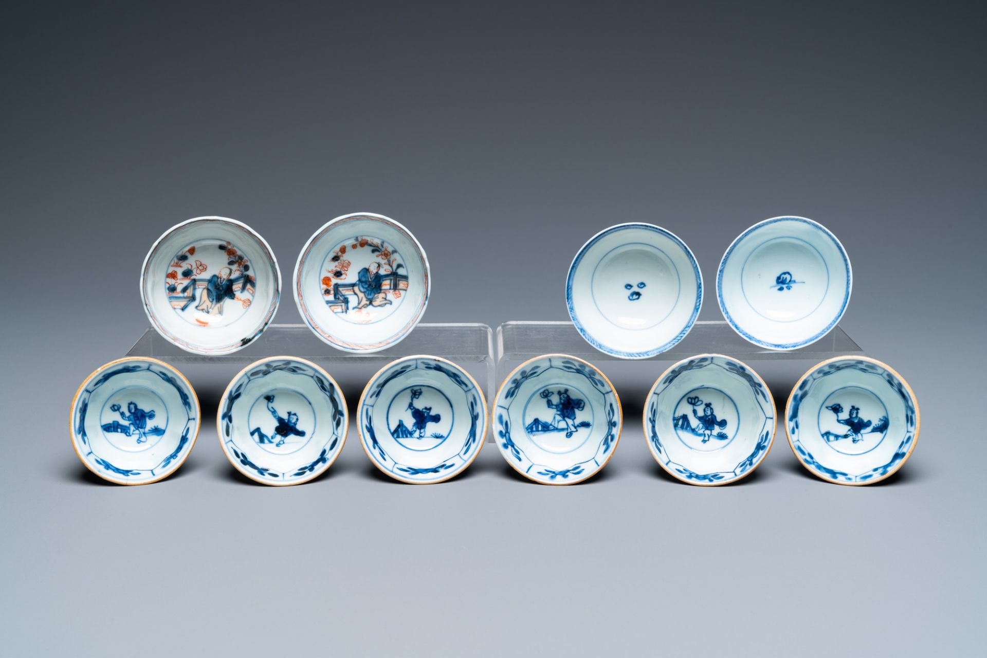 Twenty-two Chinese blue and white and famille rose cups and nineteen saucers, Kangxi and later - Image 18 of 19