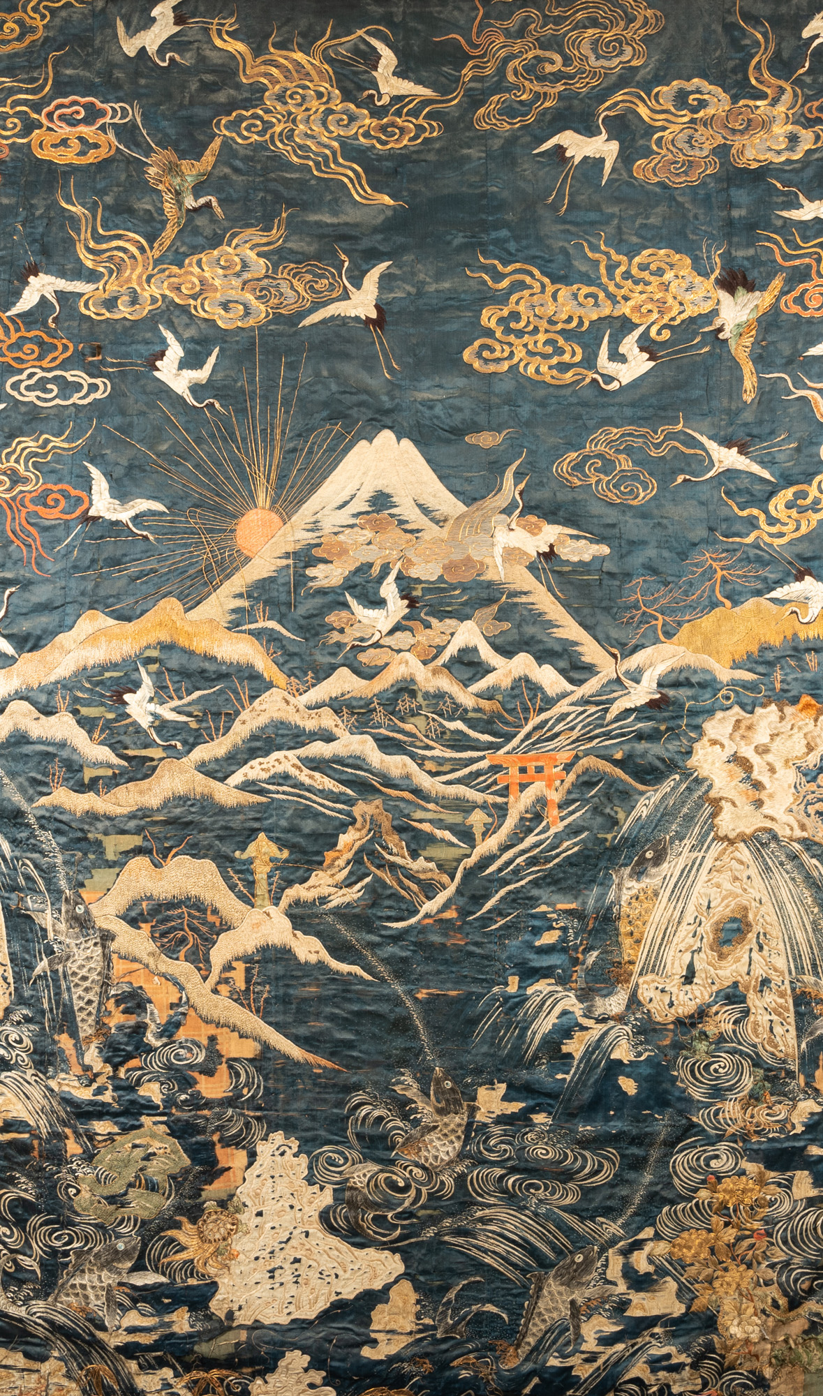 A large Japanese silk embroidery with Mount Fuji, cranes and carps, Meiji, 19th C. - Bild 2 aus 6
