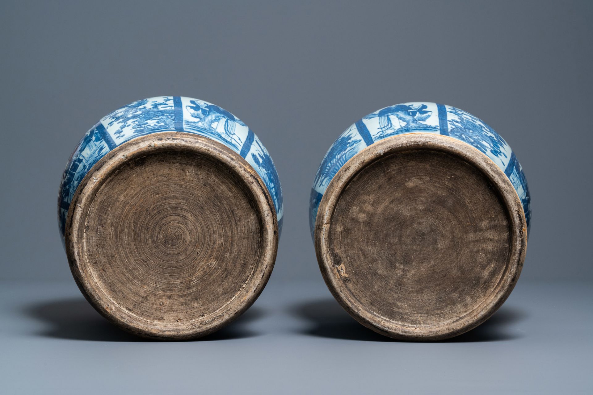 A pair of large Chinese blue and white covered vases, 19th C. - Bild 7 aus 10