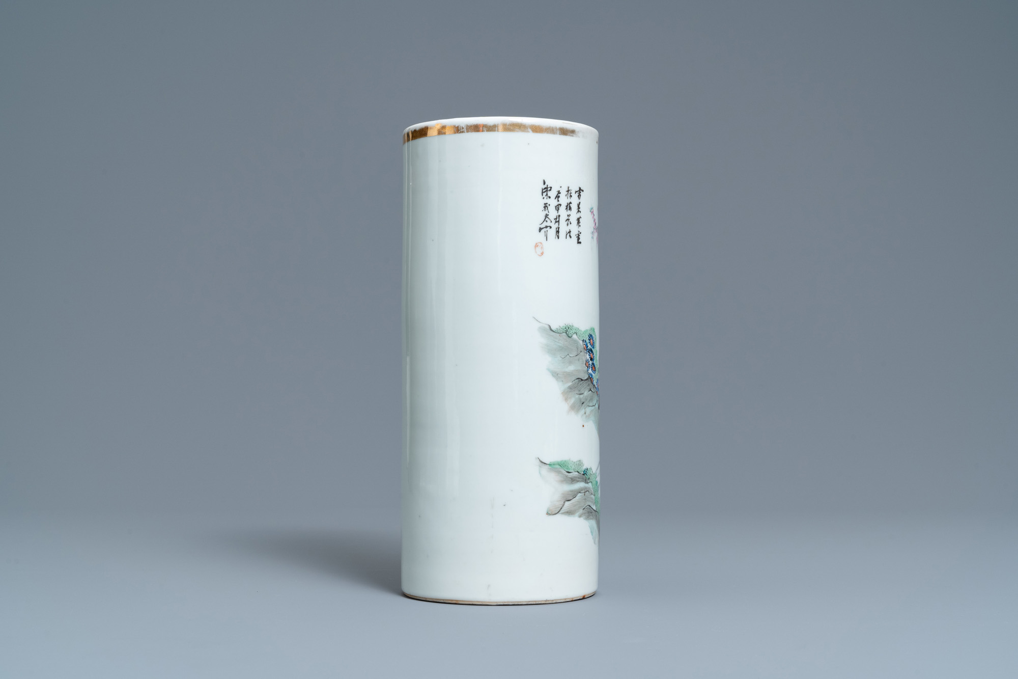 A Chinese qianjiang cai hat stand and five famille rose wares, 19/20th C. - Image 3 of 15