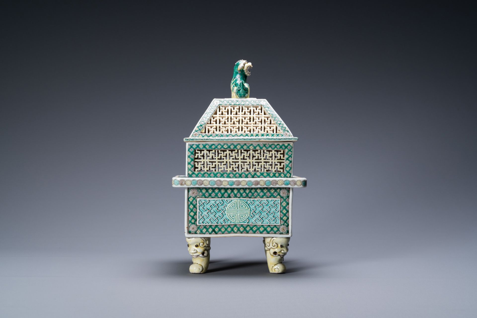 A Chinese reticulated verte biscuit censer and cover, 19th C. - Image 3 of 7