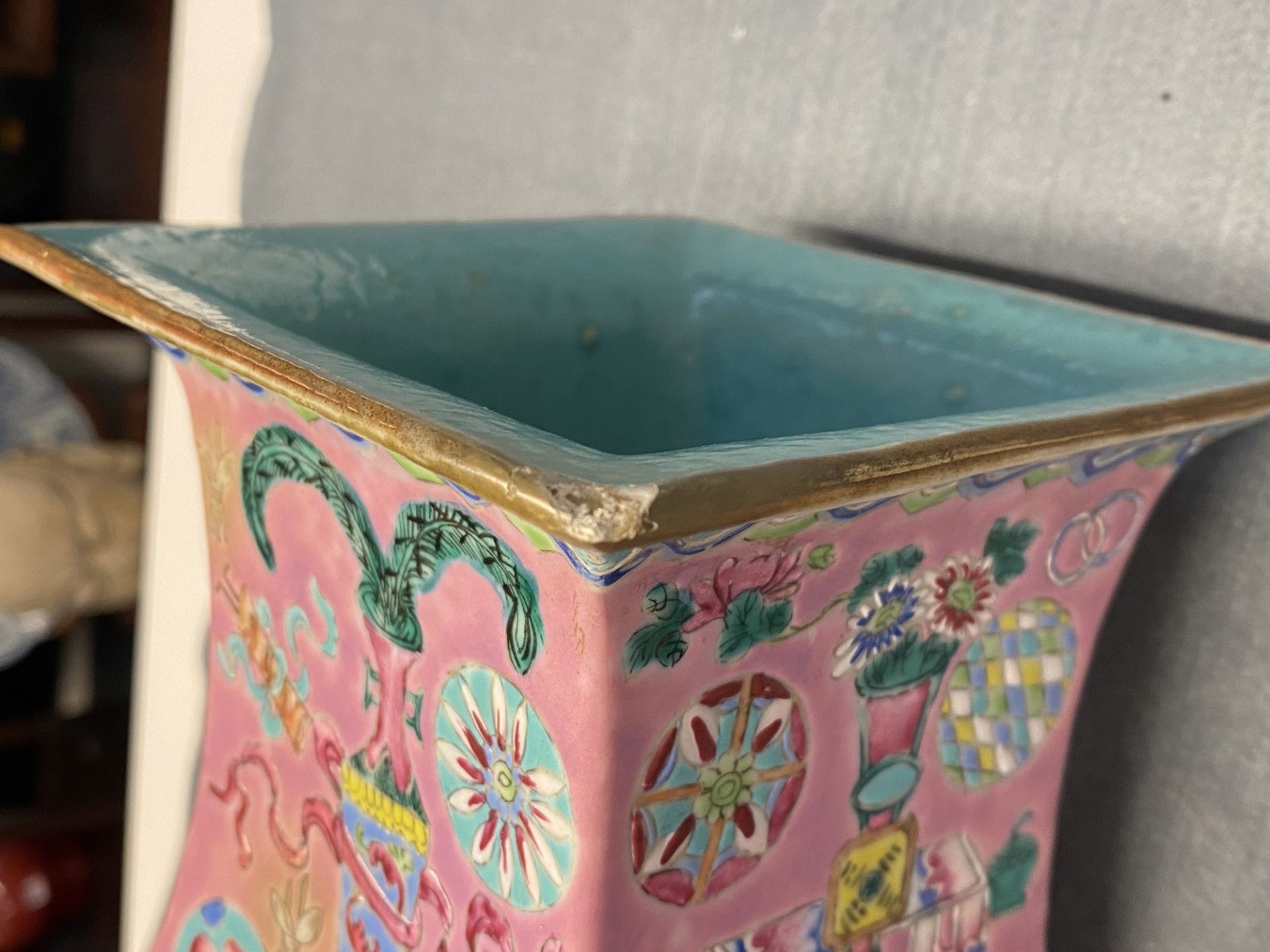 A square Chinese pink-ground famille rose 'antiquities' vase, 19th C. - Bild 8 aus 14
