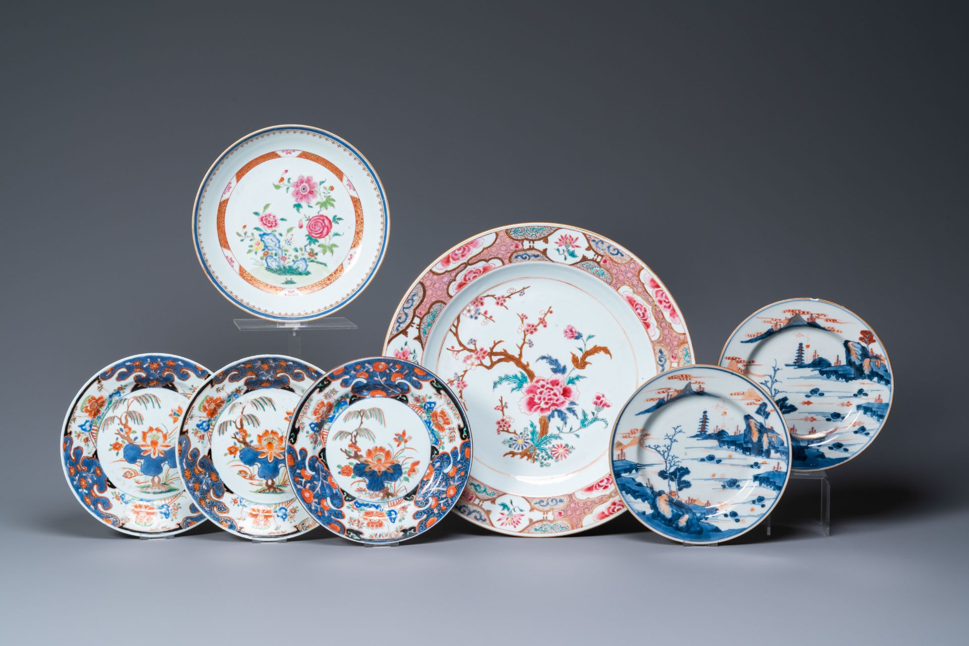 Six Chinese famille rose, verte and Imari-style plates and one dish, Kangxi/Qianlong