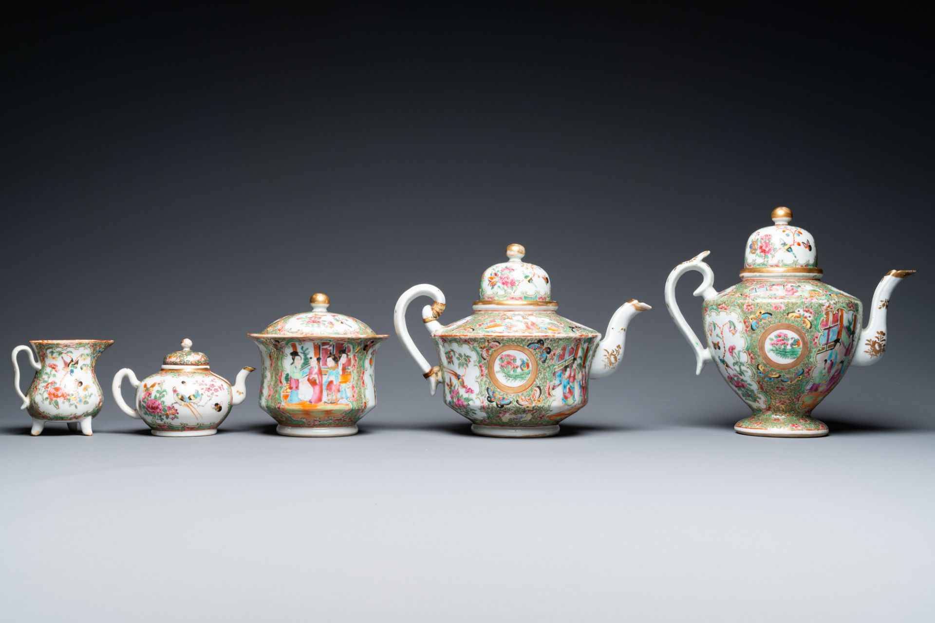 A Chinese Canton famille rose Scottish market Ormiston armorial 27-piece tea service, 19th C. - Image 7 of 12