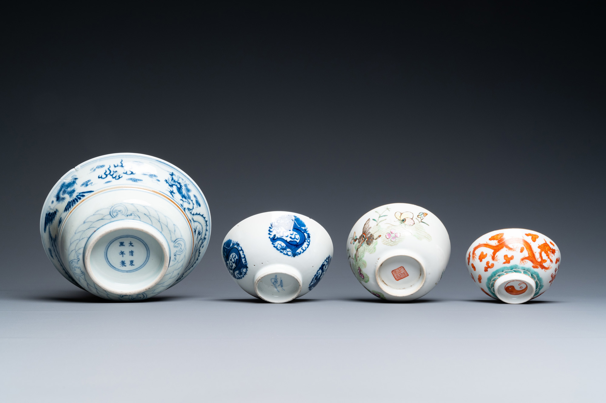 A varied collection of Chinese blue and white and famille rose porcelain, 19/20th C. - Image 9 of 15