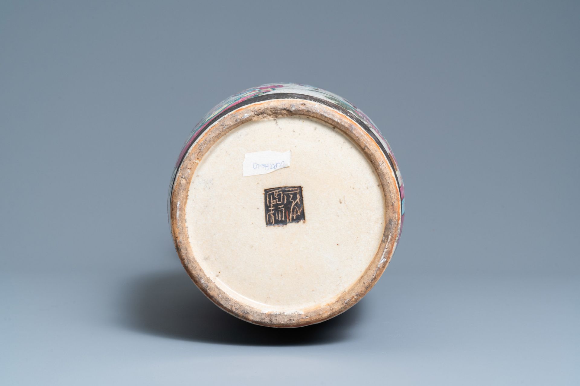 A Chinese Nanking famille rose crackle-glazed vase, 19th C. - Image 6 of 6