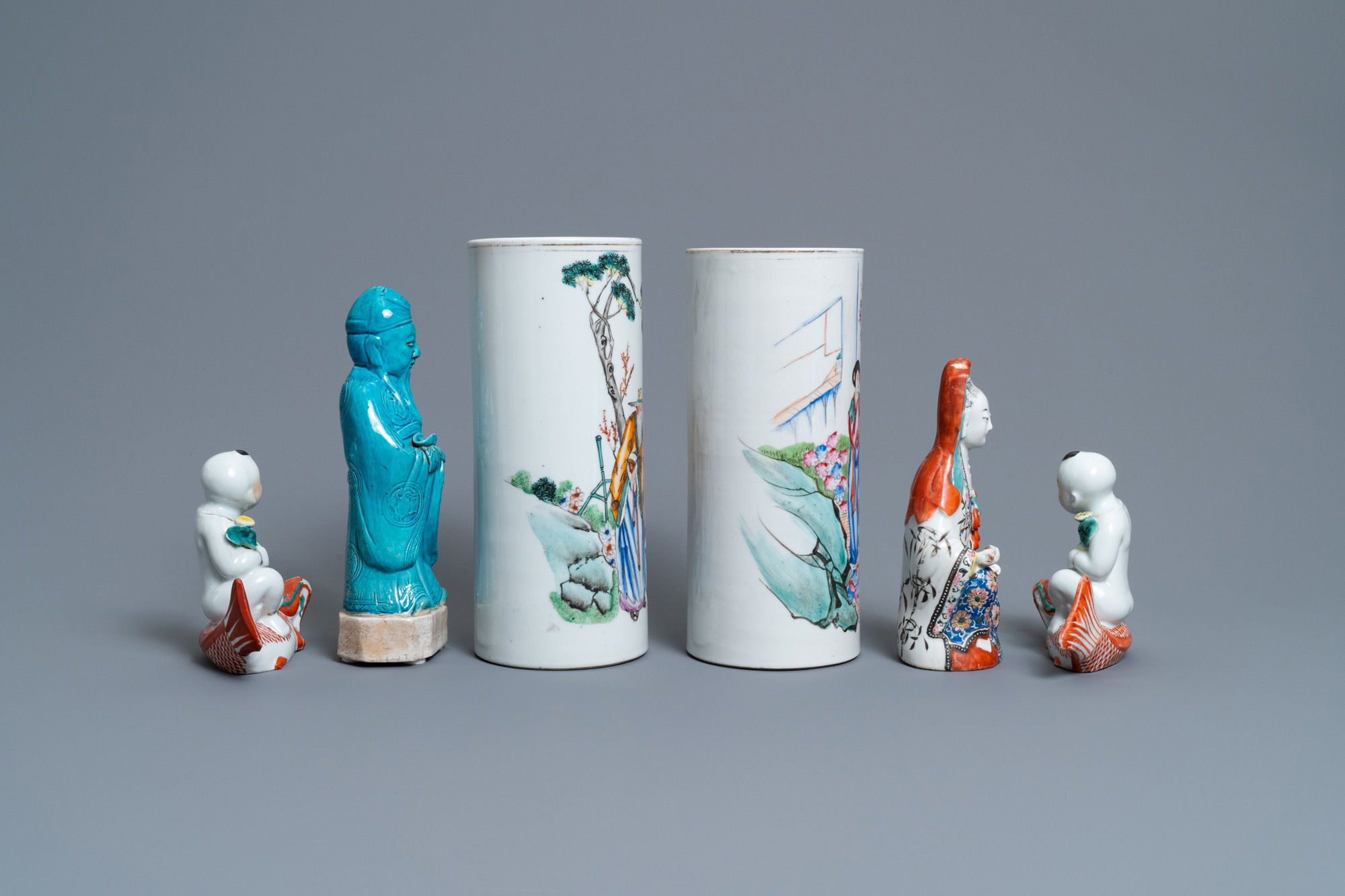 Two Chinese famille rose hat stands and four various figures, 19/20th C. - Image 5 of 7