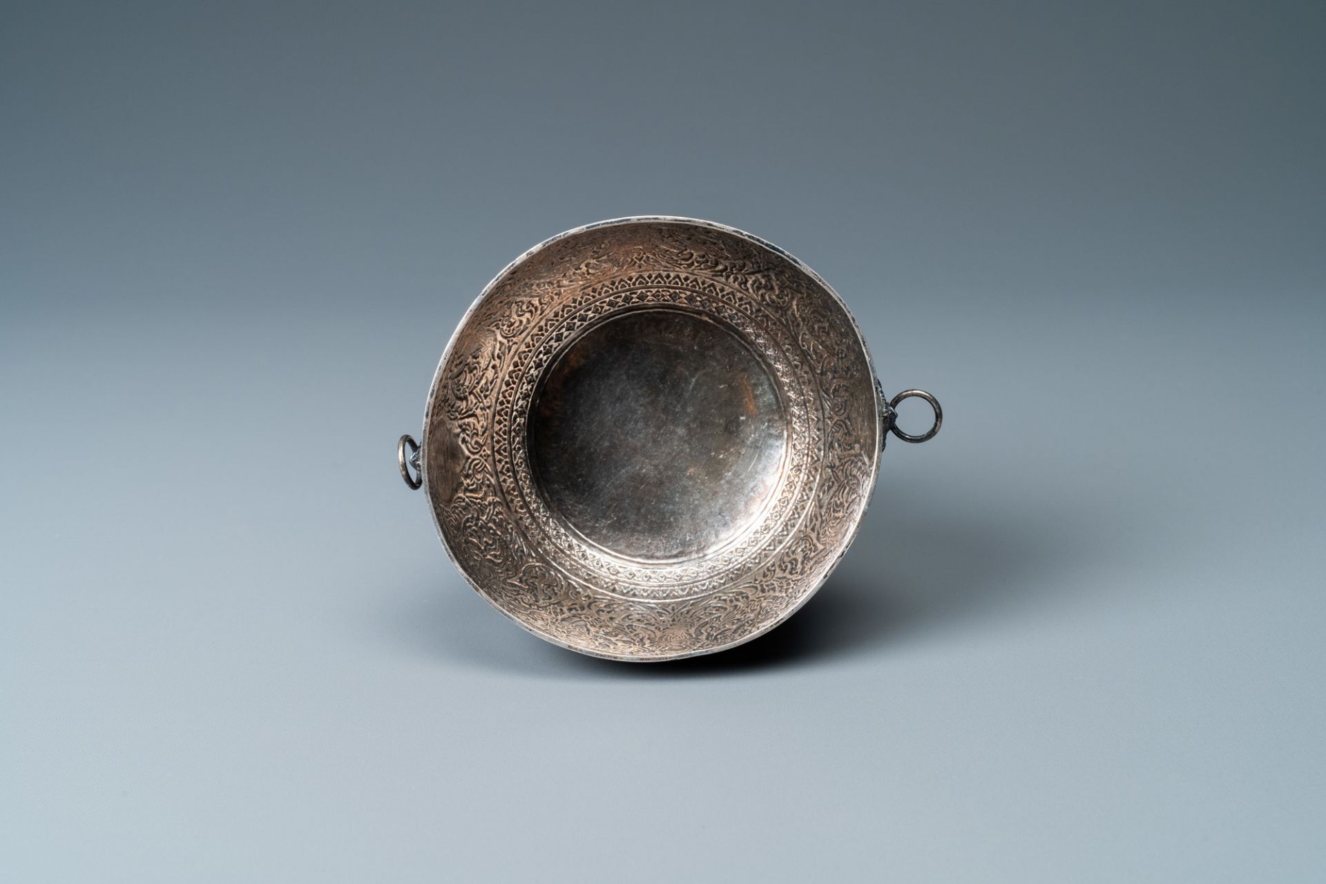 A Thai niello silver 'Thom Ngoen' bowl, 19/20th C. - Image 6 of 7