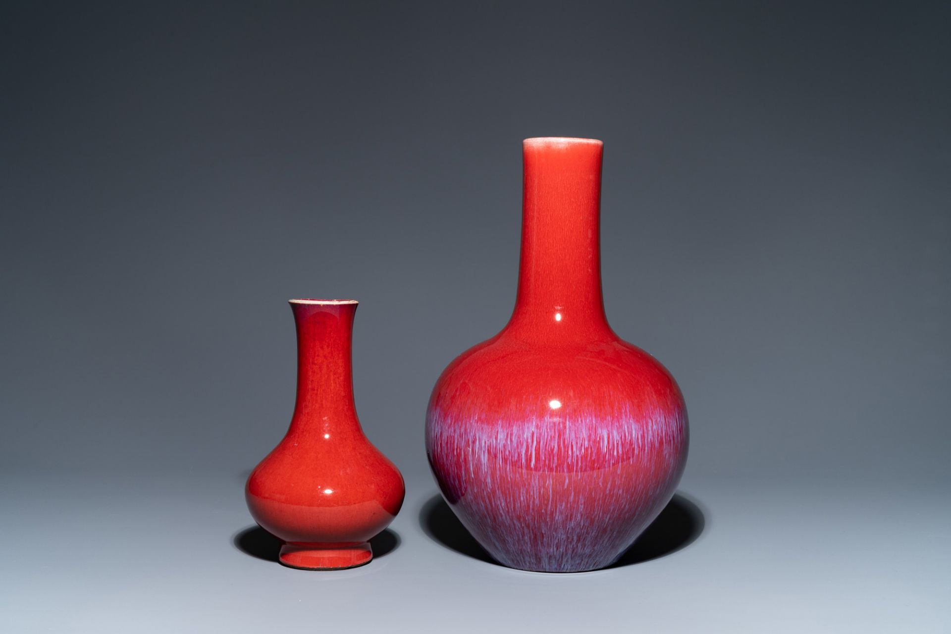 Two Chinese monochrome sang de boeuf-glazed bottle vases, 19th C. - Bild 3 aus 6