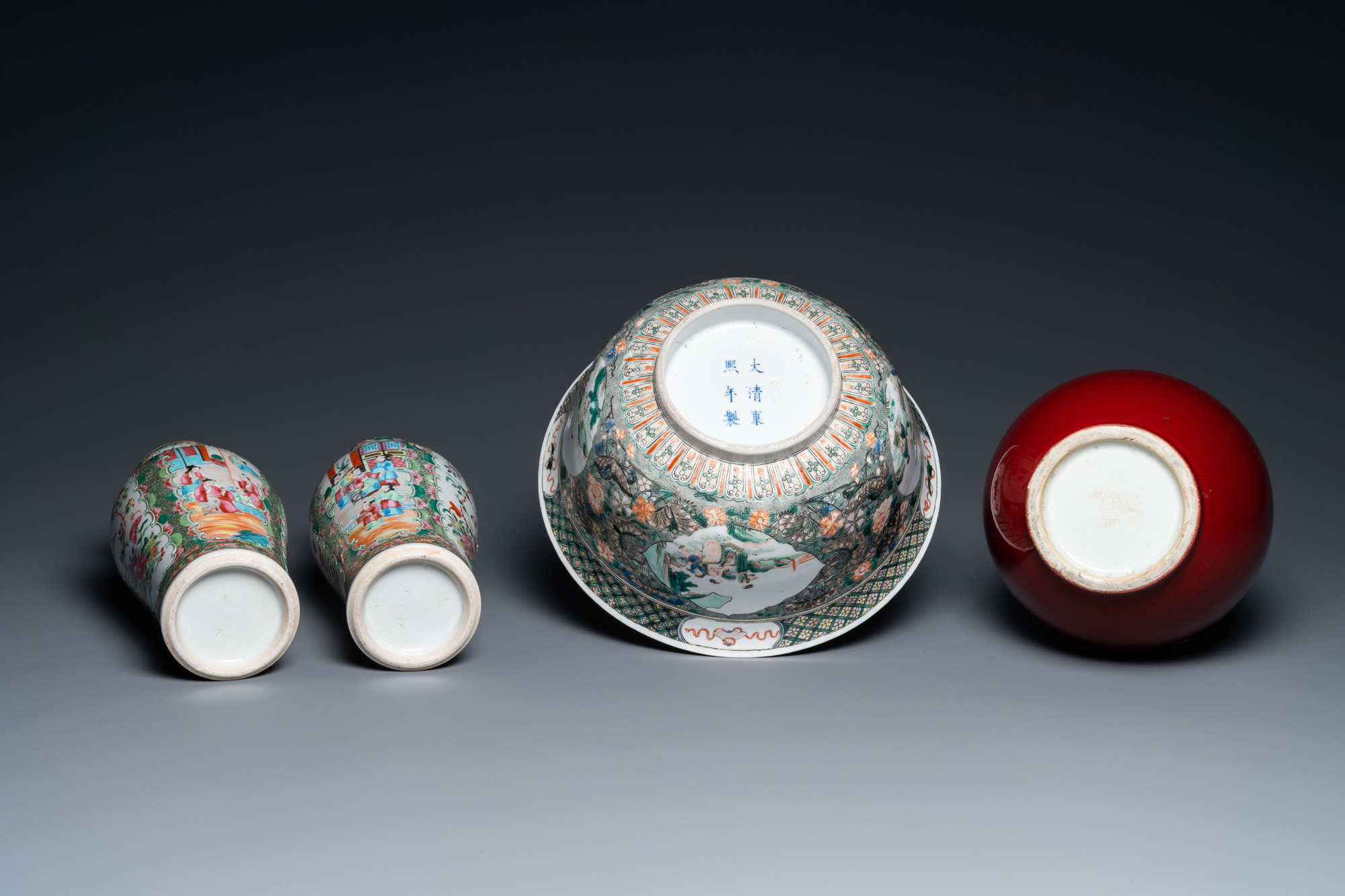 Three Chinese vases, a bowl and a dish, 19/20th C. - Image 7 of 9