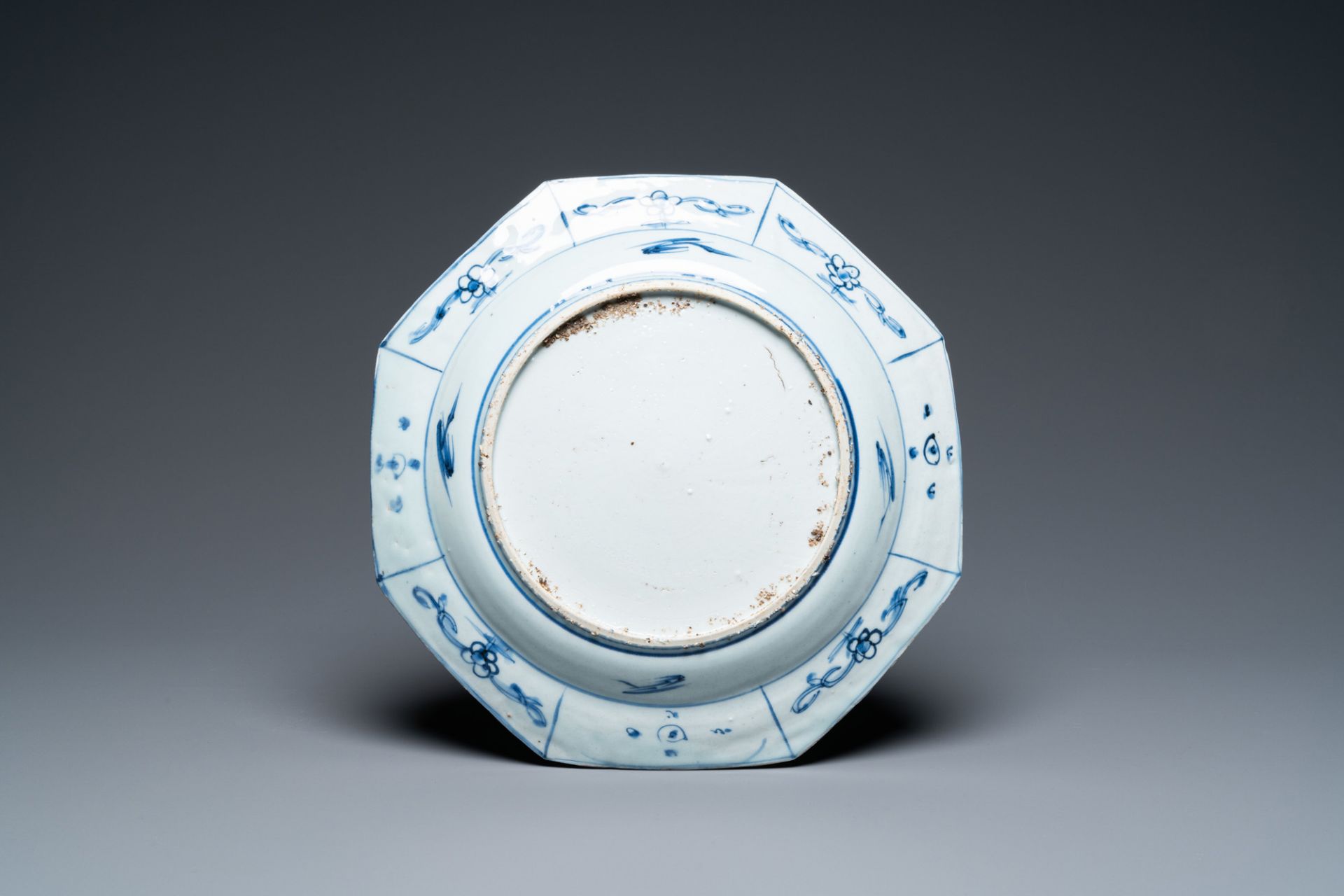 A Chinese blue and white octagonal dish with a dignitary, Transitional period - Image 2 of 2