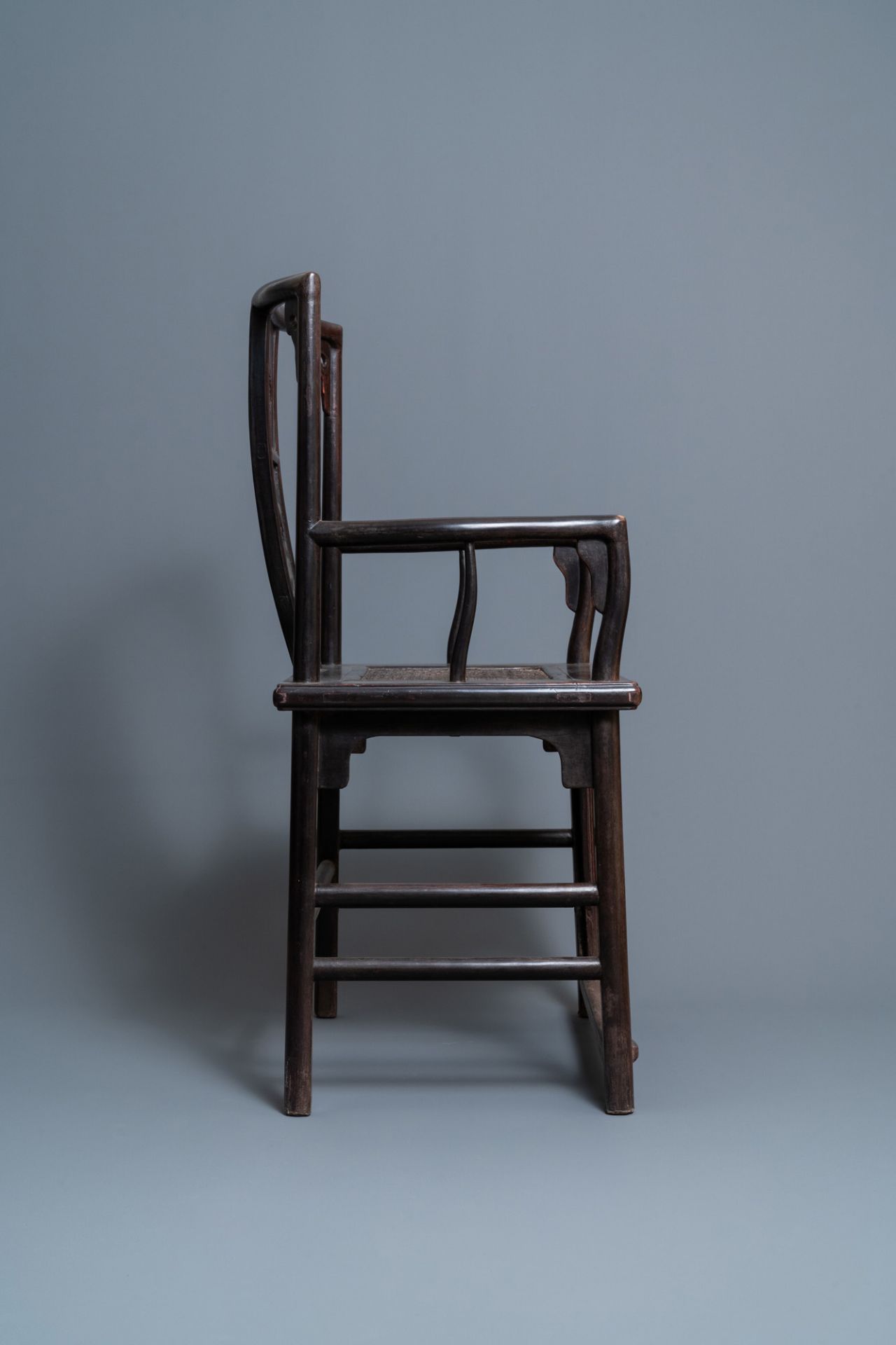 A pair of Chinese carved wooden chairs with wicker seats, 19th C. - Bild 3 aus 20