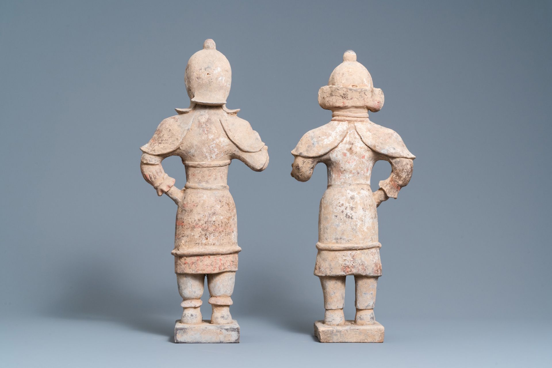 A pair of Chinese painted pottery 'Lokapala' guardian figures, Tang - Bild 4 aus 7