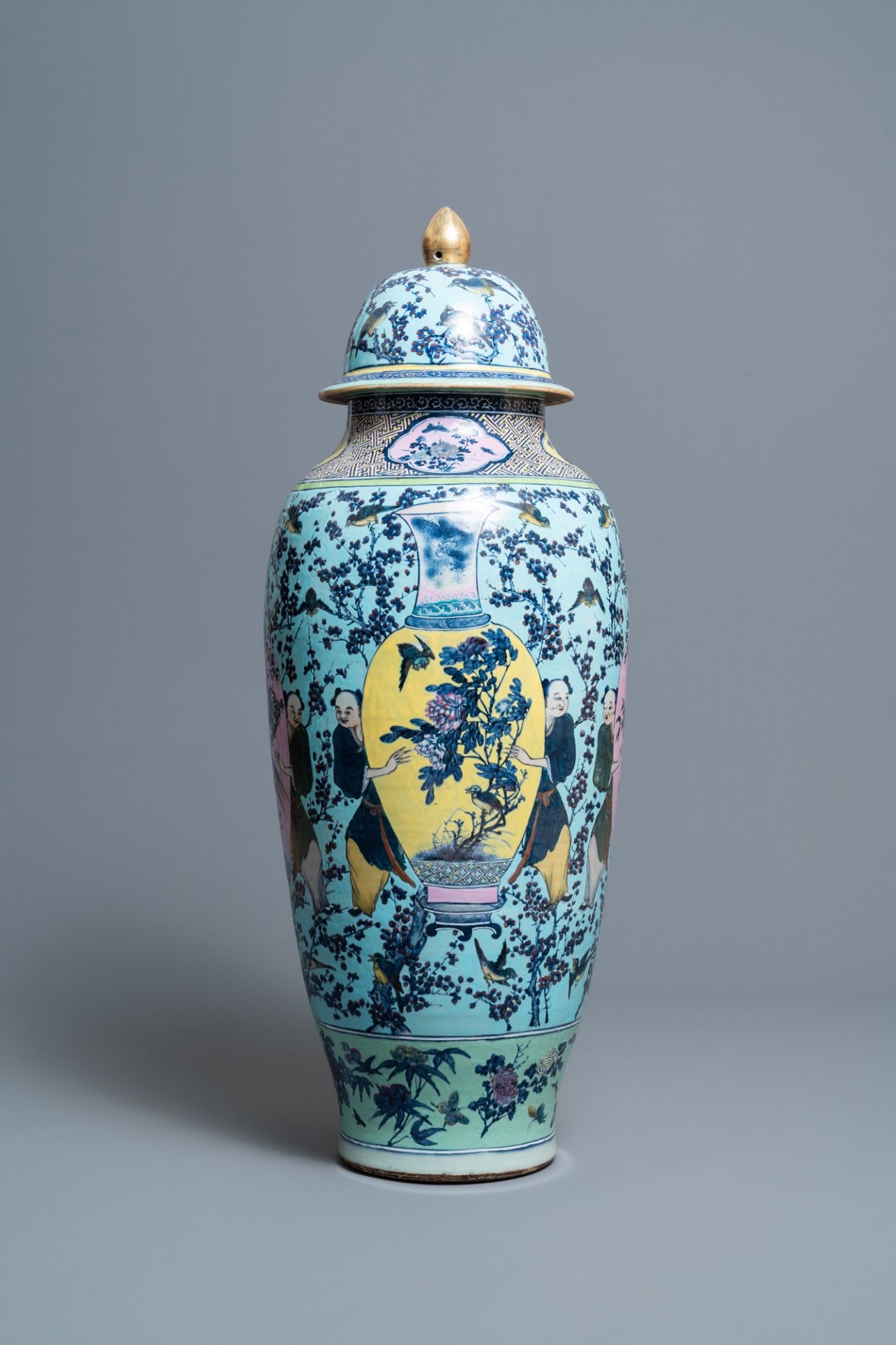 A very large Chinese famille rose turquoise-ground vase and cover, 19th C. - Image 2 of 7