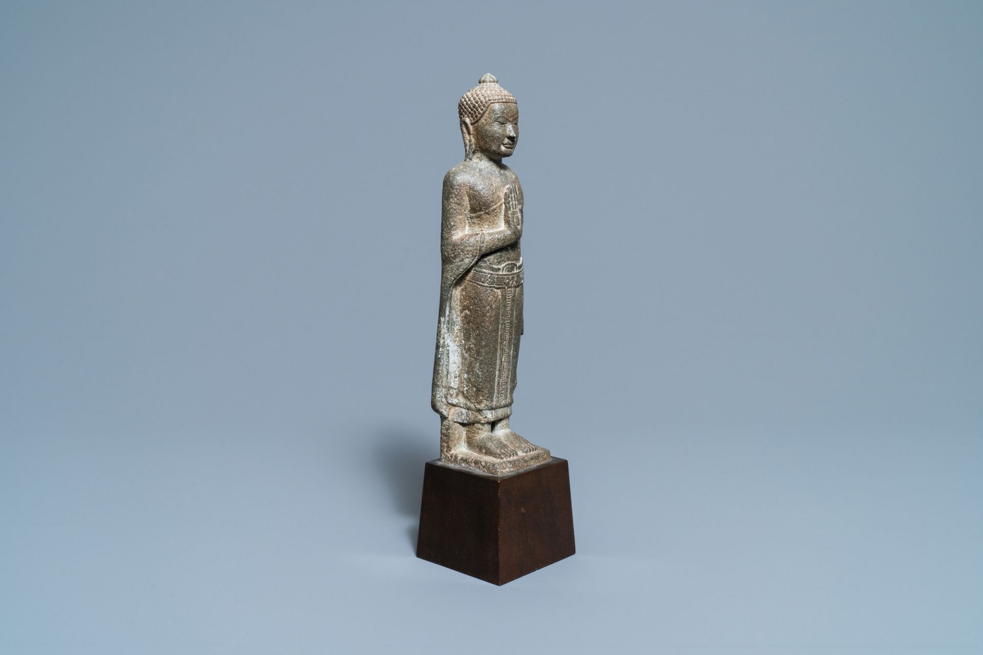 A Khmer sandstone figure of Buddha, Thailand, Lopburi period, 12/14th C. - Bild 7 aus 16