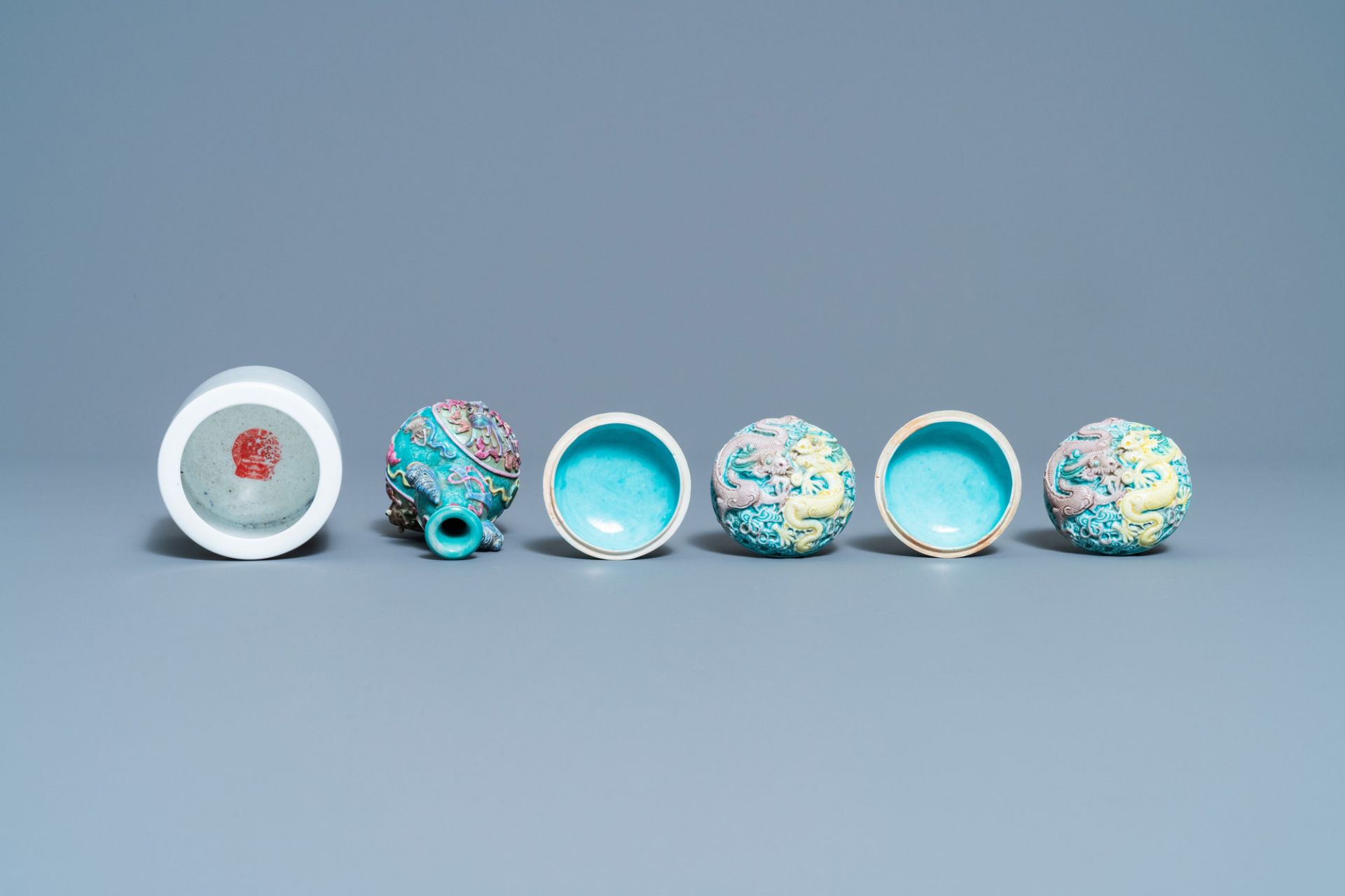 A varied collection of Chinese porcelain, 19/20th C. - Image 14 of 15