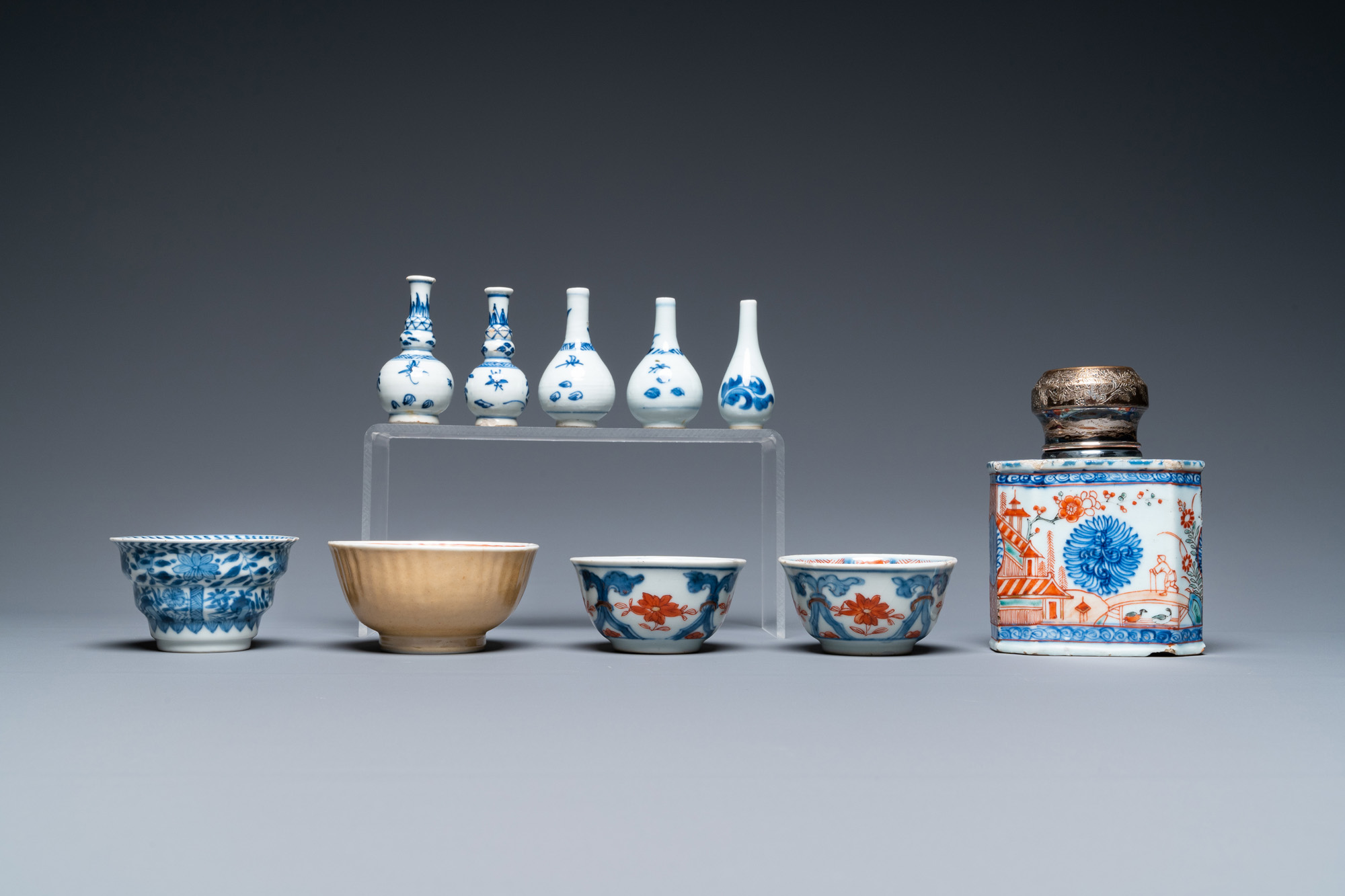 A varied collection of Chinese blue and white, famille rose and Imari-style porcelain, Kangxi/Qianlo - Image 8 of 13