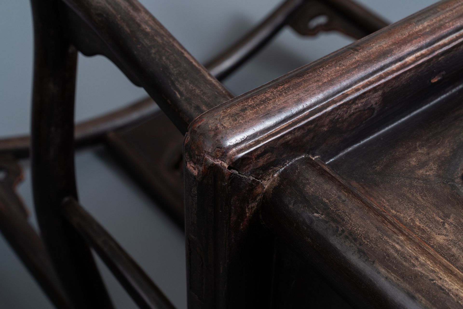 A pair of Chinese carved wooden chairs with wicker seats, 19th C. - Bild 17 aus 20