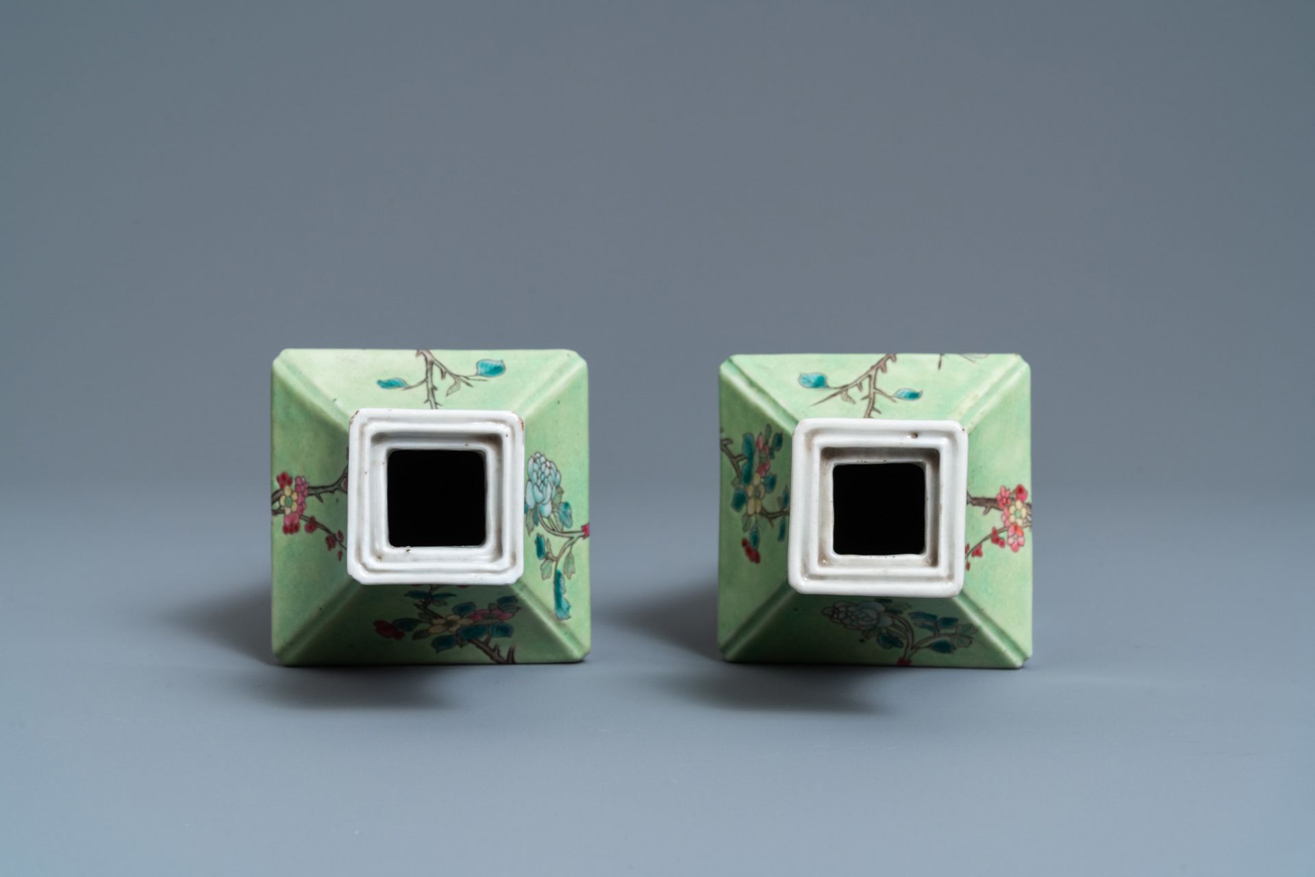 A pair of Chinese famille rose green-ground vases with floral design, 19th C. - Image 5 of 6