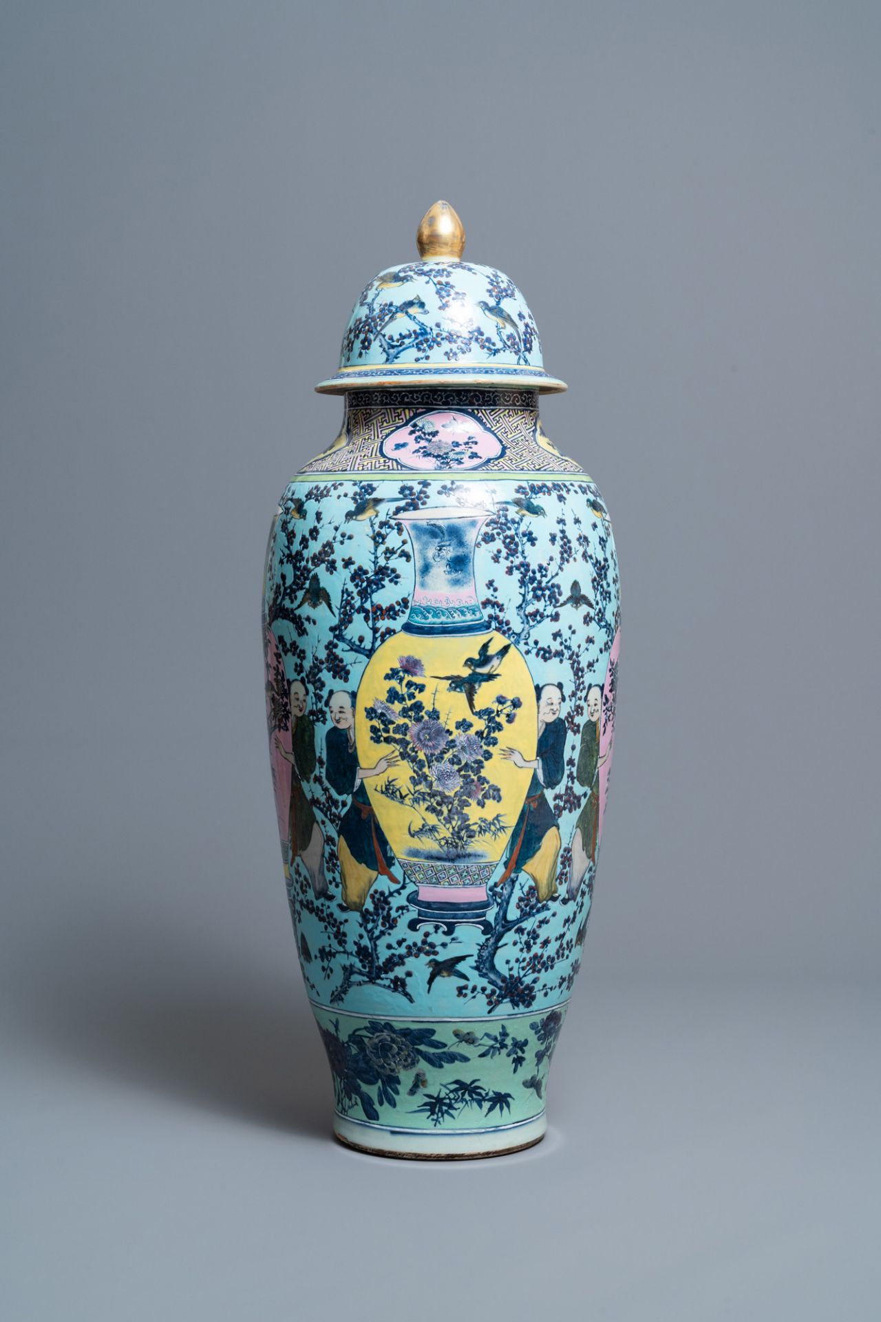 A very large Chinese famille rose turquoise-ground vase and cover, 19th C. - Image 4 of 7