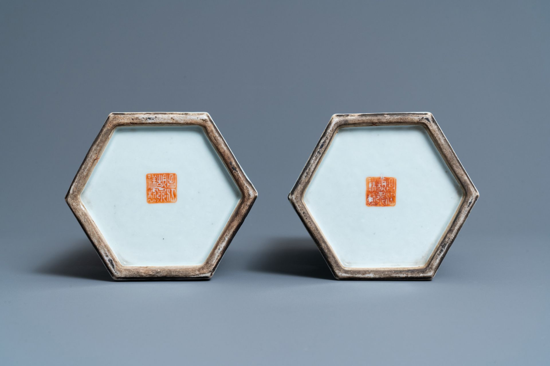 A pair of reticulated Chinese famille rose hat stands, 19th C. - Image 6 of 6