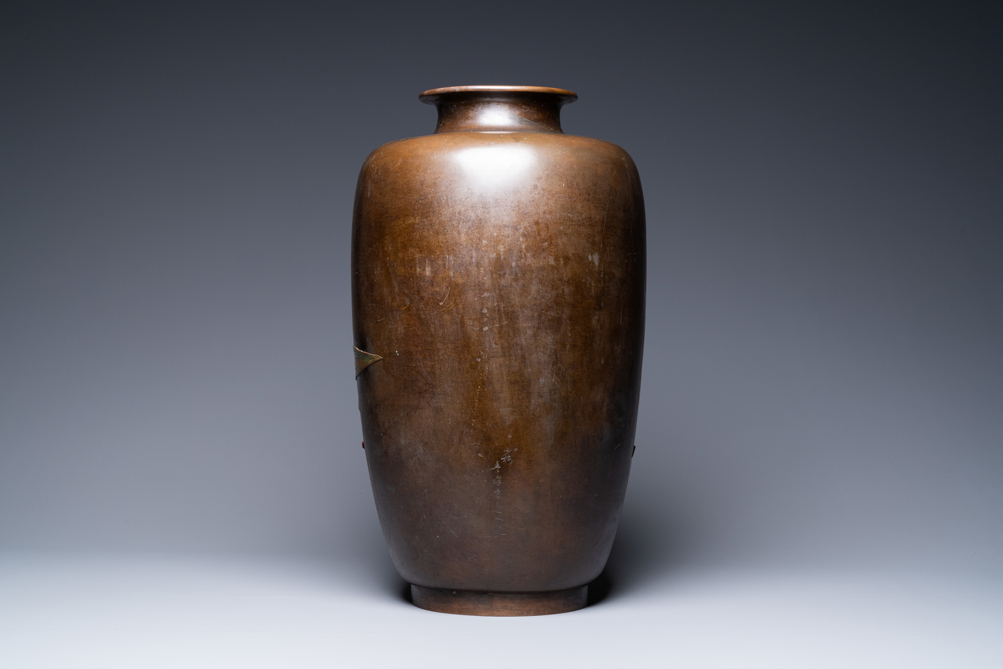 A large Japanese bronze 'koi' vase, Meiji, 19th C. - Bild 3 aus 6