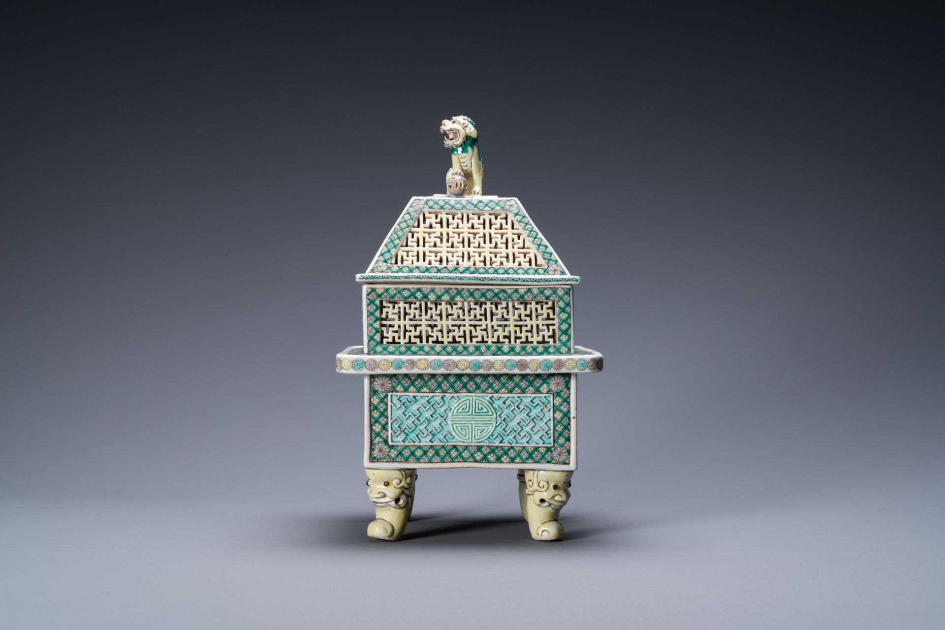 A Chinese reticulated verte biscuit censer and cover, 19th C. - Image 5 of 7