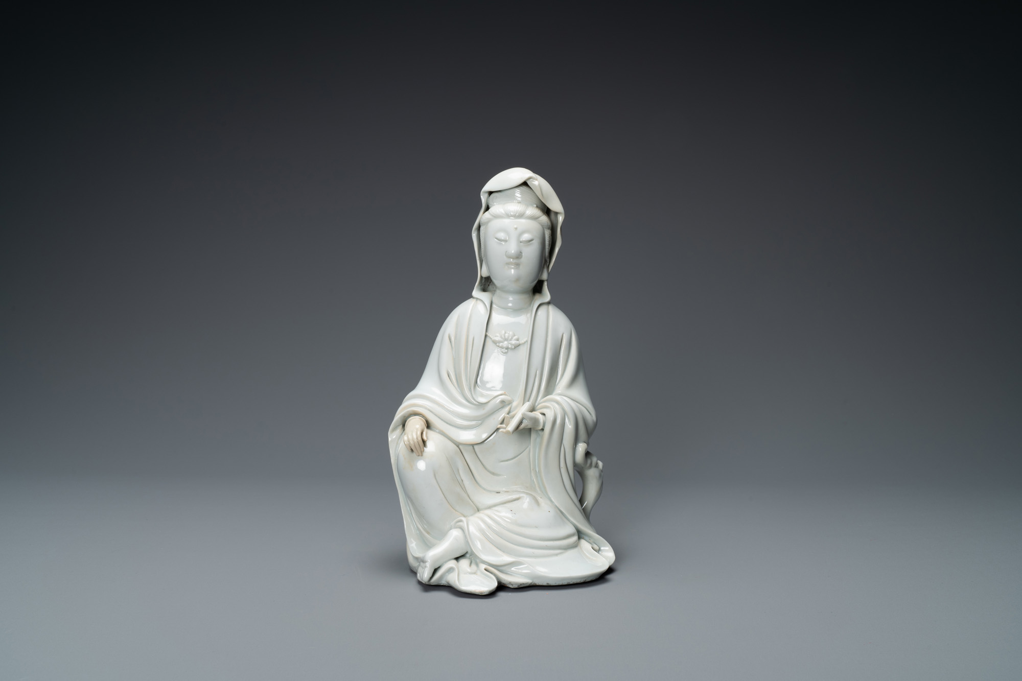 A Chinese Dehua blanc de Chine figure of Guanyin, 18/19th C. - Image 2 of 7