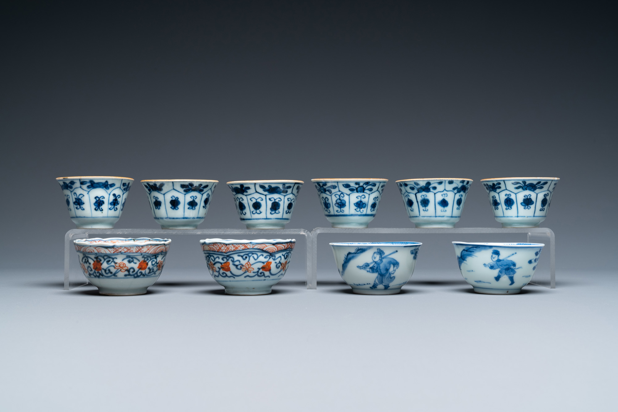 Twenty-two Chinese blue and white and famille rose cups and nineteen saucers, Kangxi and later - Image 14 of 19