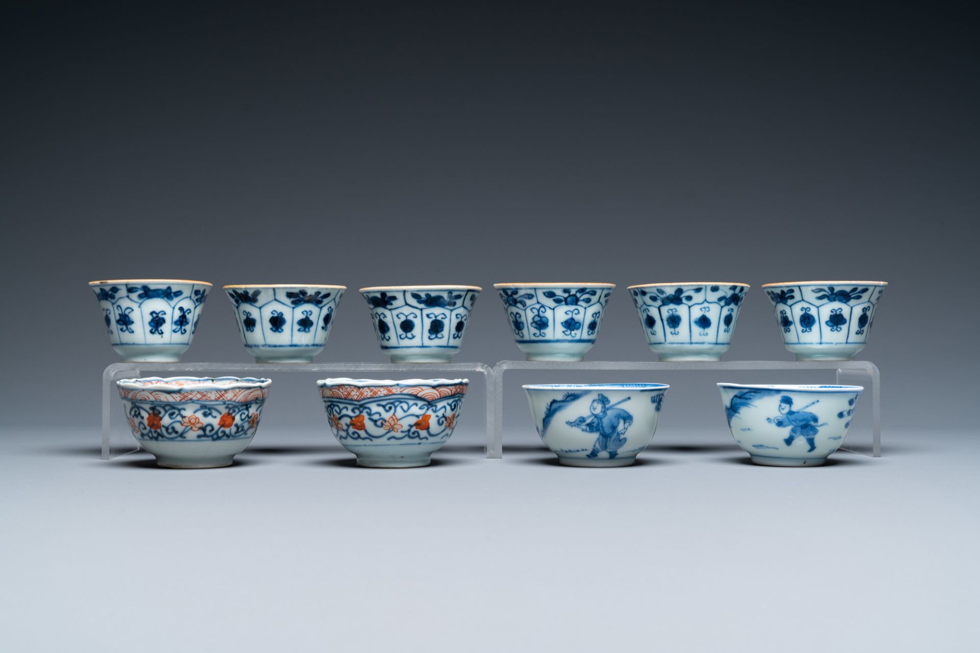 Twenty-two Chinese blue and white and famille rose cups and nineteen saucers, Kangxi and later - Bild 14 aus 19