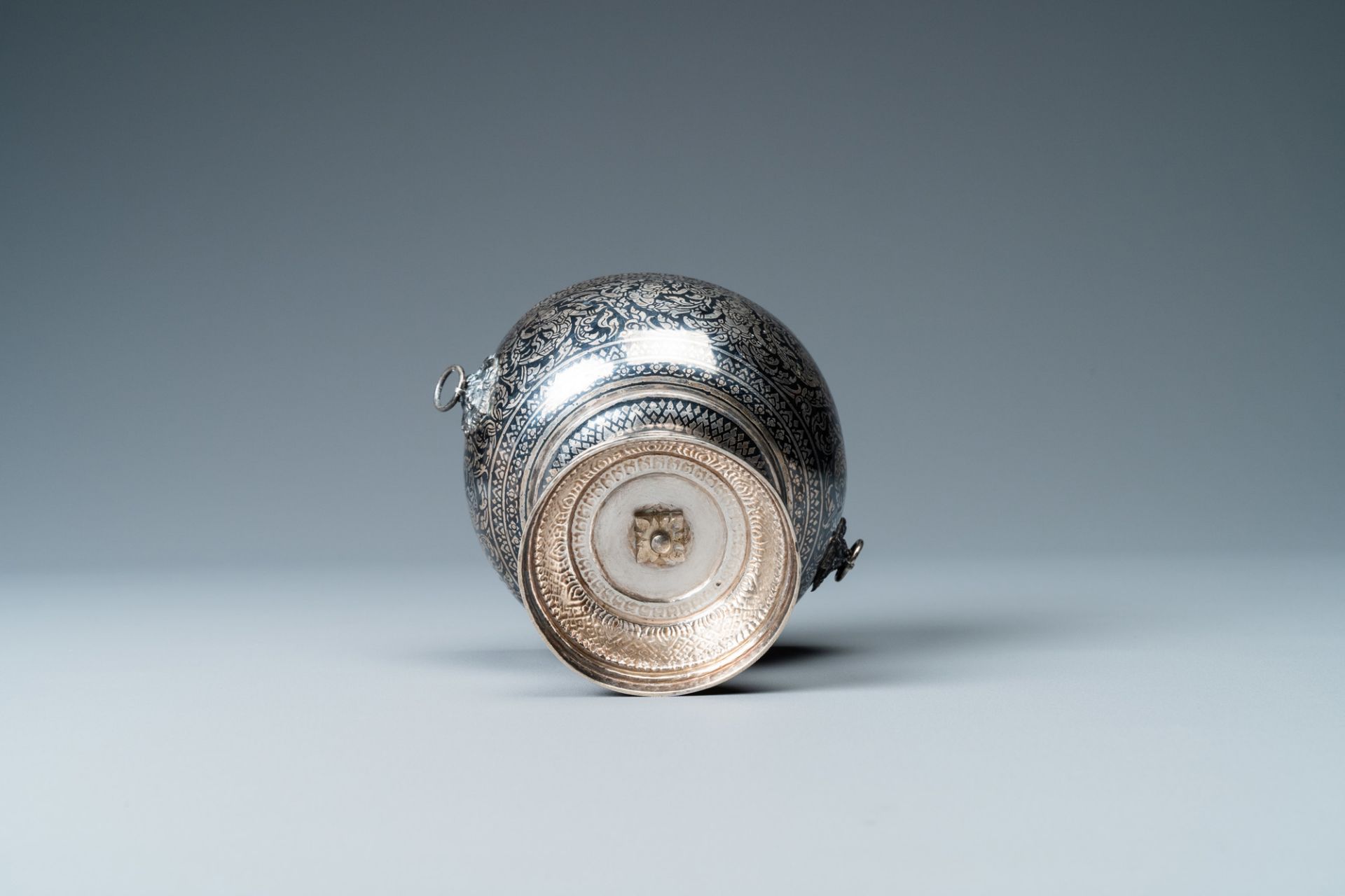 A Thai niello silver 'Thom Ngoen' bowl, 19/20th C. - Image 7 of 7