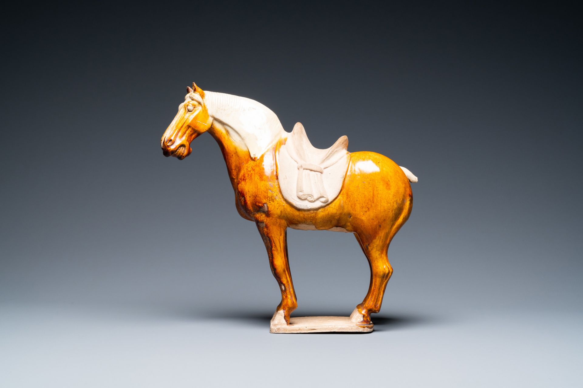 A Chinese amber- and cream-glazed pottery model of a horse, Tang - Image 2 of 7